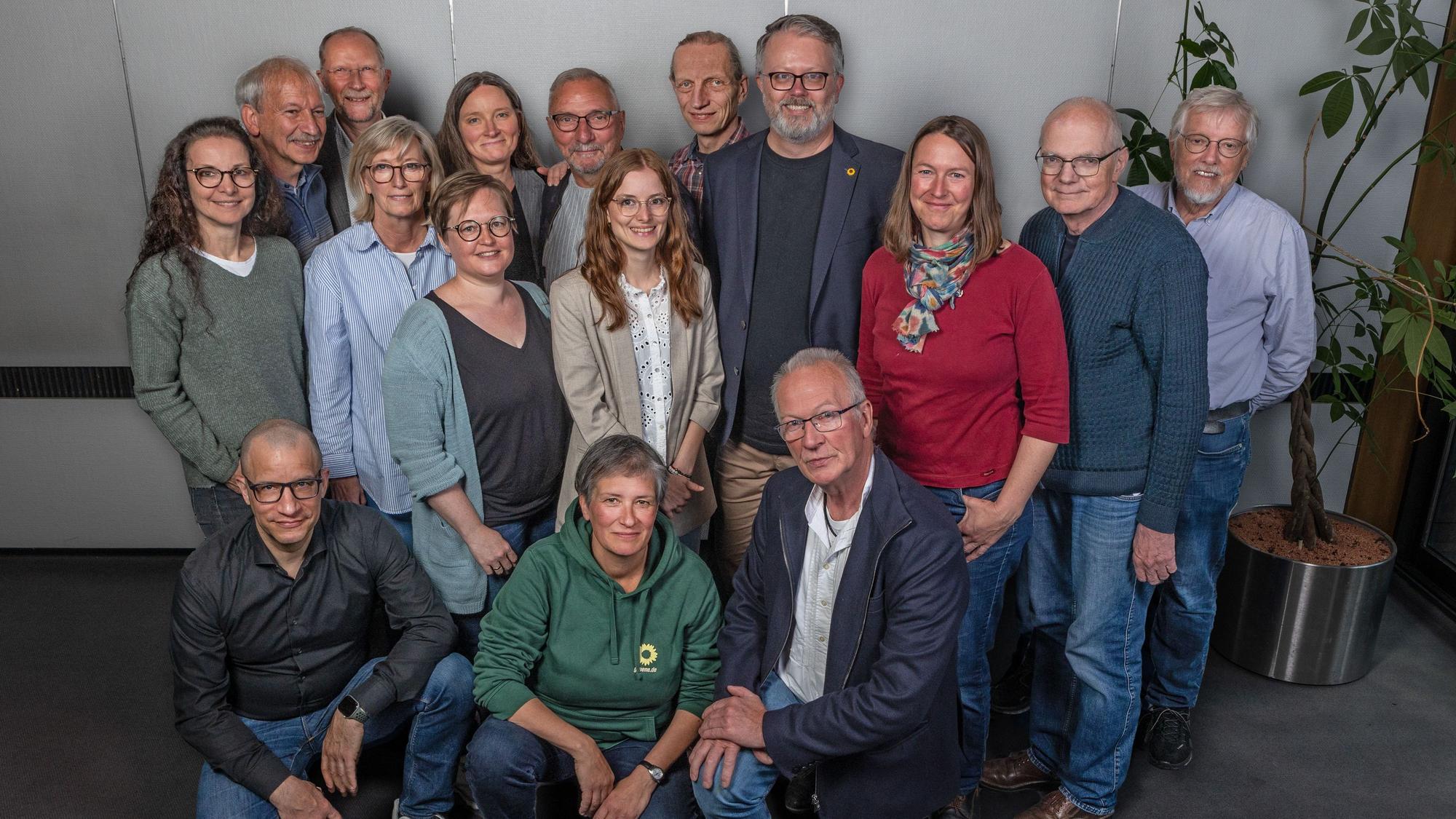 Die Leichlinger Grünen haben ihre Kandidatinnen und Kandidaten für die Kommunalwahl 2025 aufgestellt. Christian Paulitz-Erdmann (stehend, 4.v.r.) will Bürgermeister werden.