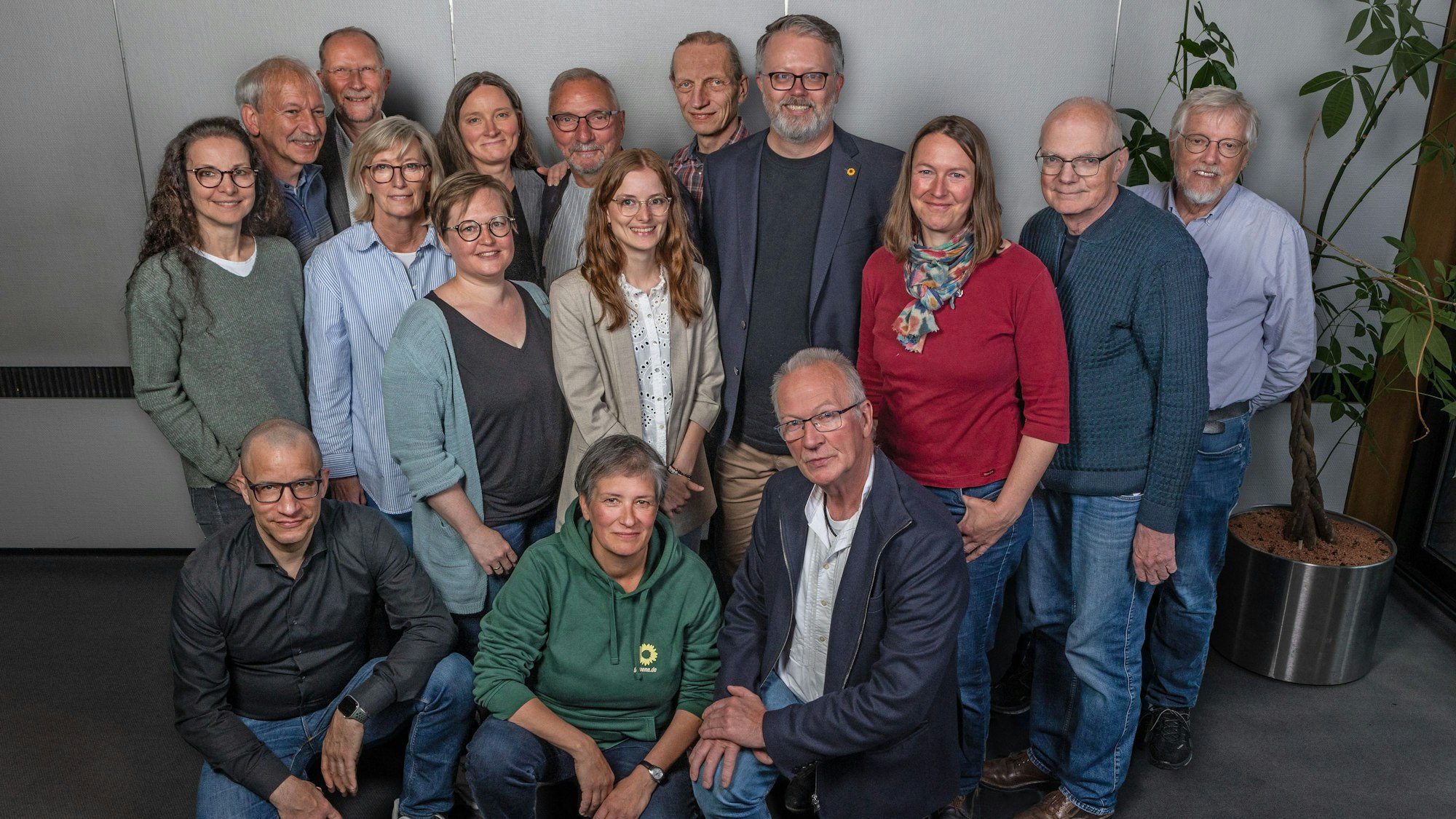 Die Leichlinger Grünen haben ihre Kandidatinnen und Kandidaten für die Kommunalwahl 2025 aufgestellt. Christian Paulitz-Erdmann (stehend, 4.v.r.) will Bürgermeister werden.