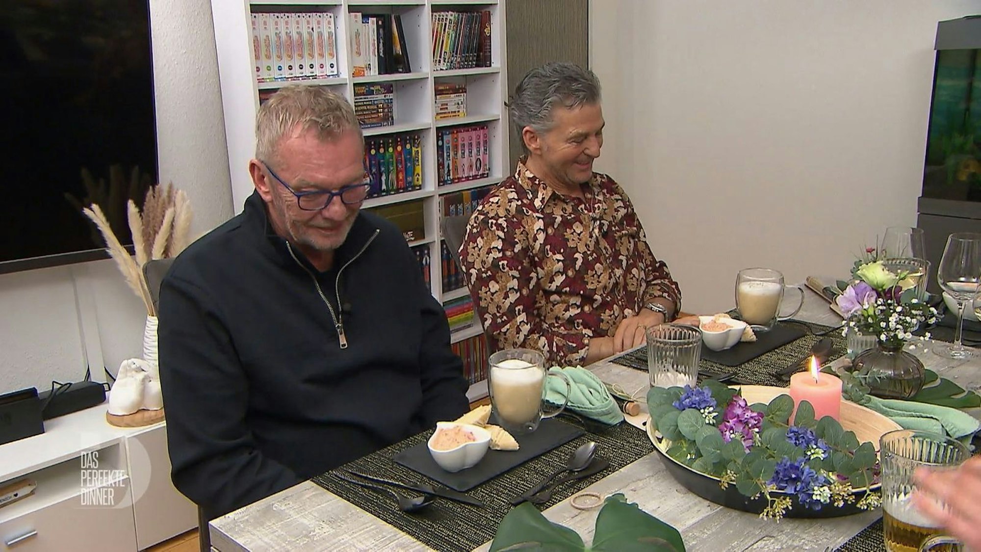 Die Vorspeise sieht appetitlich aus: Sellerie-Cappuccino mit Baguette und Paprika-Walnuss-Dip.
(Bild: RTL)