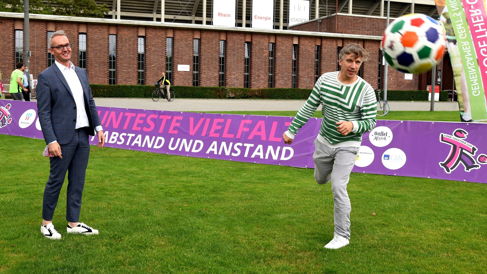 Alexander Wehrle und Bastian Campmann bei einem Termin vom Come Together Cup in Müngersdorf vor dem Rheinenergie Stadion. (Archivbild)