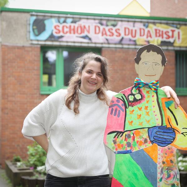 Die Leiterin des Don-Bosco-Clubs in Mülheim Magdalena Keil umarmt eine Pappfigur des Namensgebers der Jugendeinrichtung.