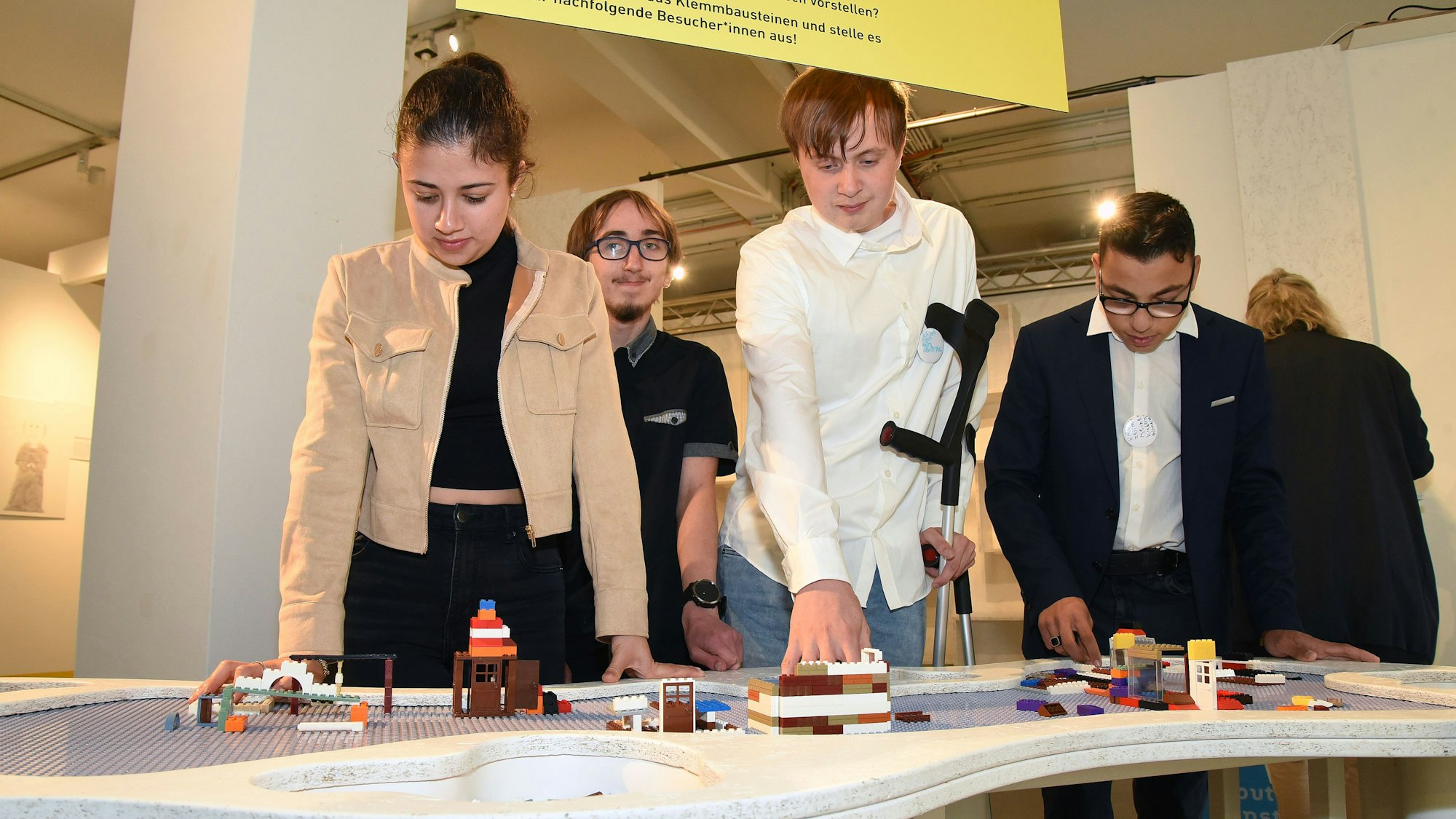 Kinder schauen auf ein, mit Lego bebautes Feld.