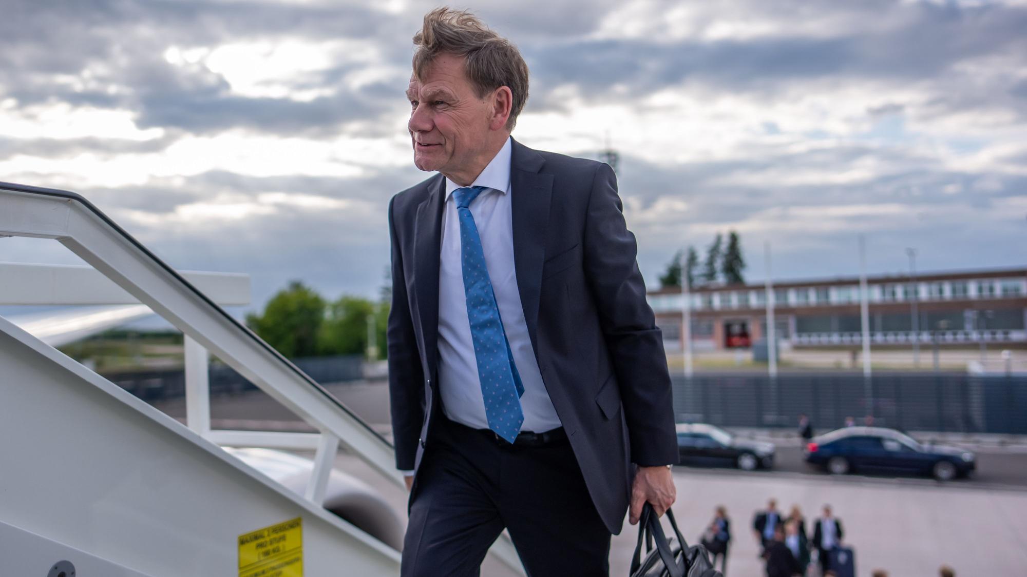 Außenminister Johann Wadephul (CDU) steigt in ein Flugzeug der Flugbereitschaft um zu seinem Antrittsbesuch in die USA zu reisen.