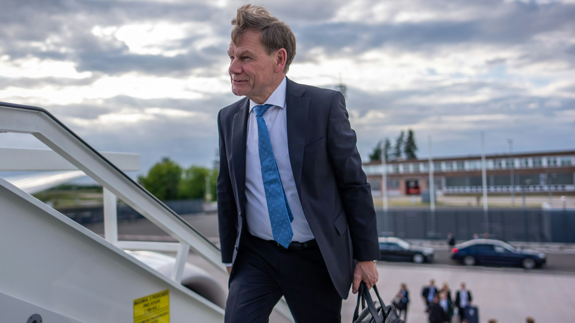 Außenminister Johann Wadephul (CDU) steigt in ein Flugzeug der Flugbereitschaft um zu seinem Antrittsbesuch in die USA zu reisen.