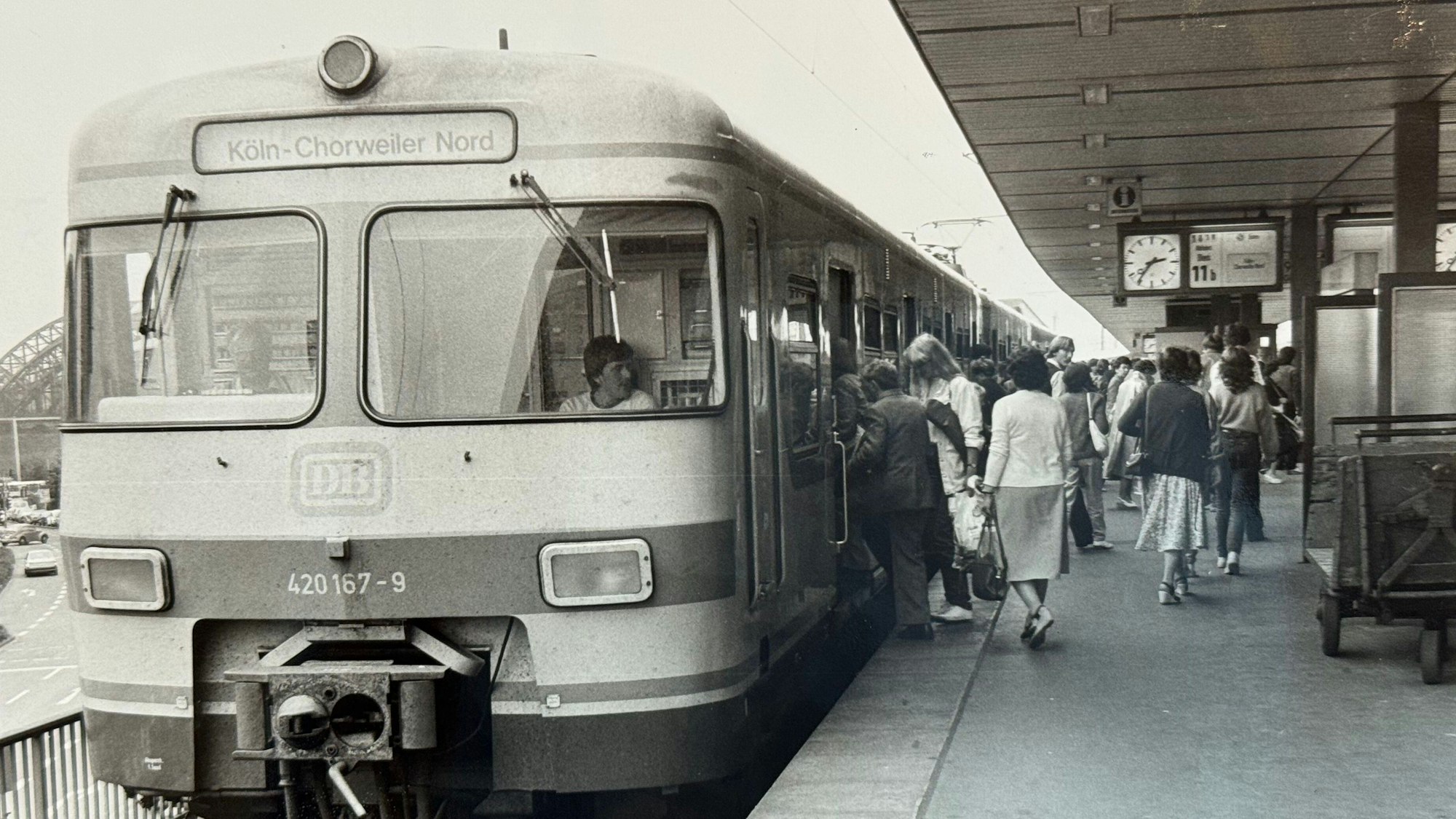28.07.1982, Köln: Eine S-Bahn mit dem Fahrtziel Köln-Chorweiler Nord steht auf Gleis 11 des Kölner Hauptbahnhofs. Foto: Ingeborg Spielmans
