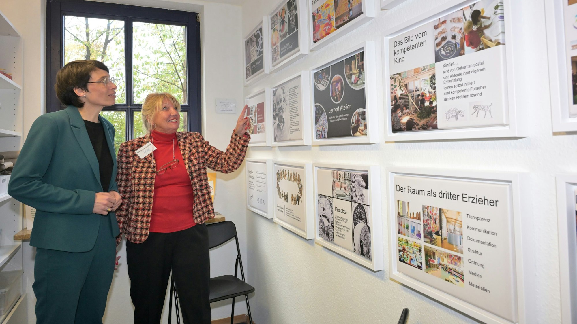 Die Ministerin steht mit der Vereinsvorsitzenden vor Erklärungstafeln.