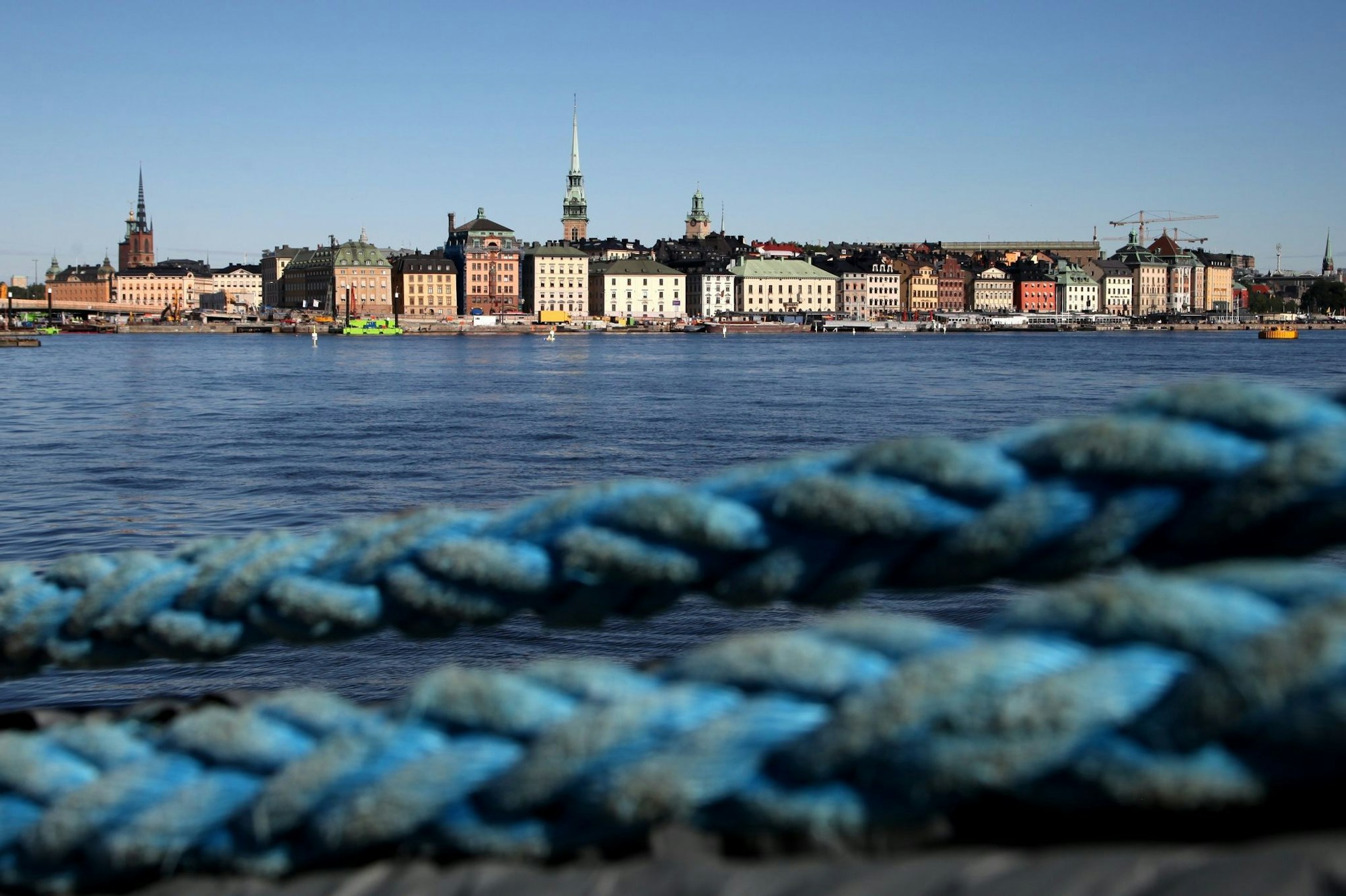 Blick auf Gamla Stan, die Altstadt von Stockholm: Die schwedische Hauptstadt vereint Urbanität und Natur - bei auch im Sommer meist angenehmen Temperaturen.