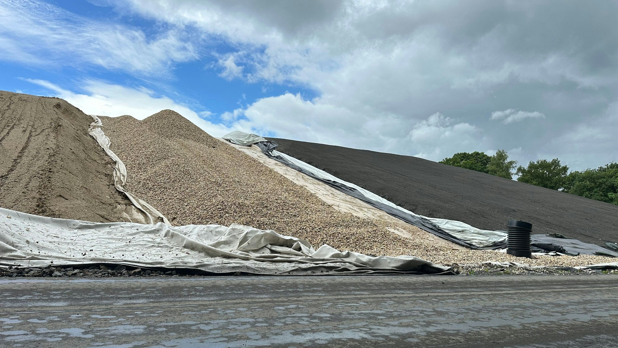 Die Sondermülldeponie im Spicher Wald wird geschlossen, eine Oberflächenabdichtung und Rekultiverungsschicht aufgebracht.