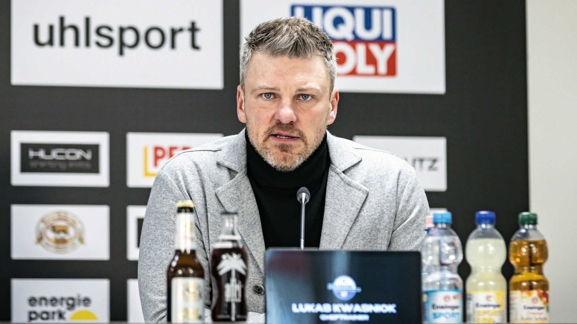 Trainer Lukas Kwasniok auf einer Pressekonferenz des SC Paderborn.