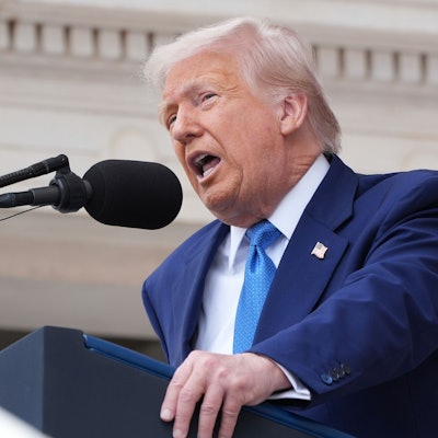US-Präsident Donald Trump spricht bei der 157. nationalen Gedenkfeier zum Volkstrauertag auf dem Arlington National Cemetery. Foto: Jacquelyn Martin/AP/dpa