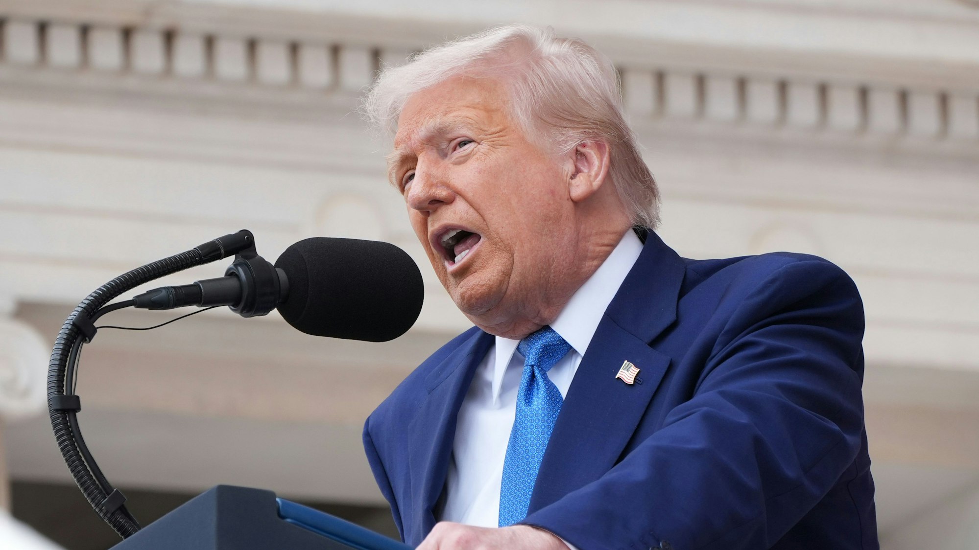 US-Präsident Donald Trump spricht bei der 157. nationalen Gedenkfeier zum Volkstrauertag auf dem Arlington National Cemetery. Foto: Jacquelyn Martin/AP/dpa