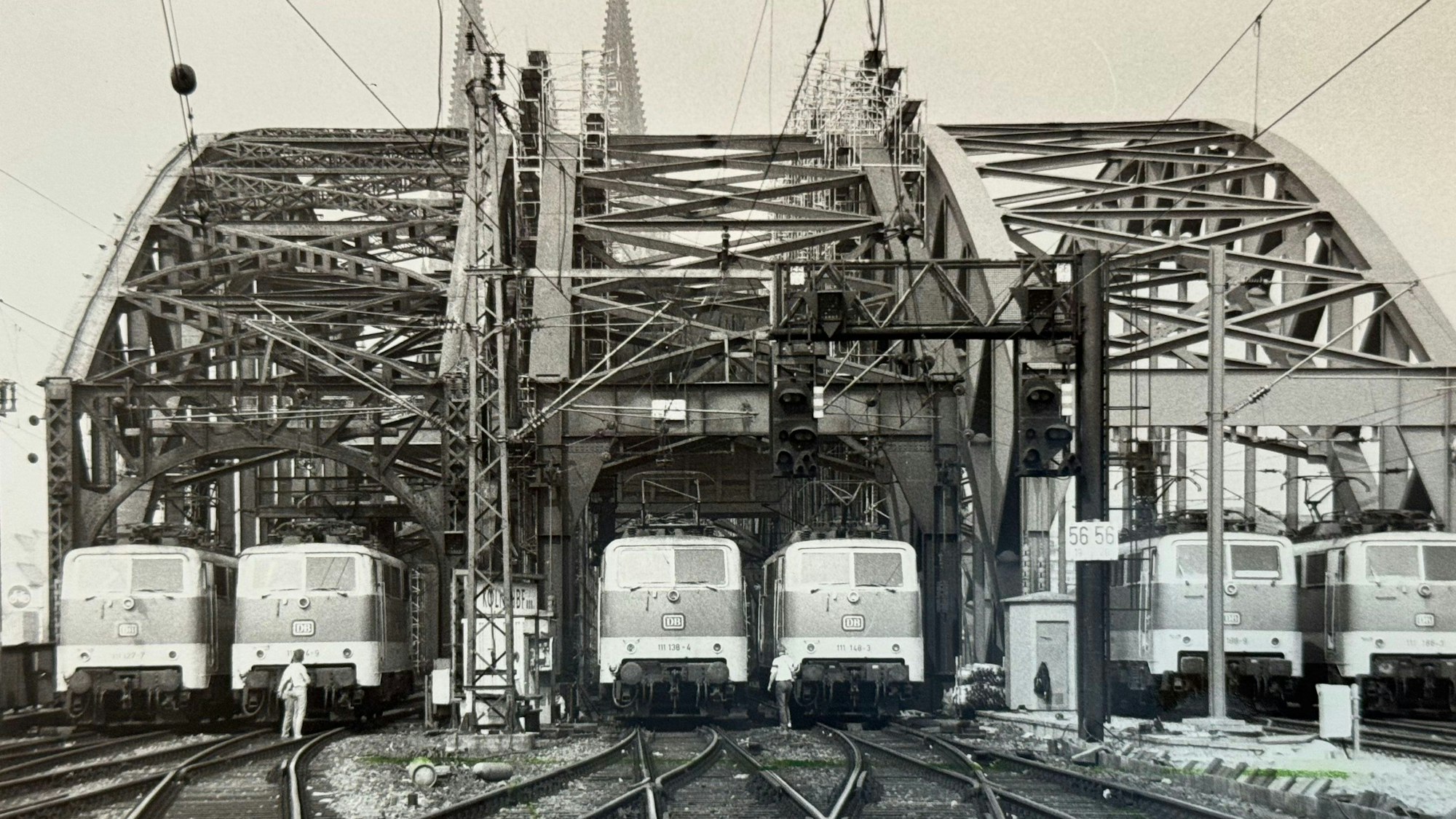 20.05.1989, Köln: Lokomotiven der S-Bahn stehen auf der Hohenzollernbrücke, die zu diesem Zeitpunkt bereits um eine dritte, nörliche Teilbrücke erweitert worden war. Foto: Helmut Jüliger