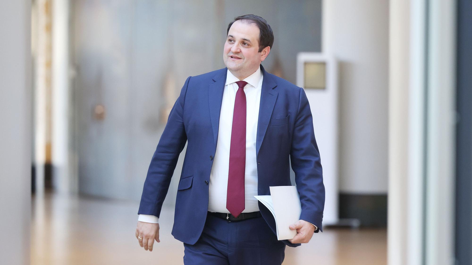 Nathanael Liminski (CDU), Minister für Bundes- und Europaangelegenheiten, Internationales sowie Medien des Landes Nordrhein-Westfalen, geht zu seiner Anhörung des Landtags Nordrhein-Westfalen.