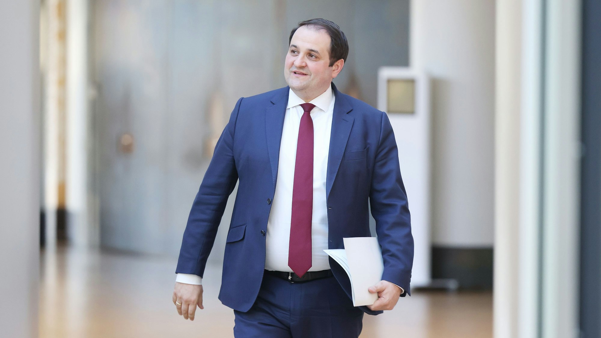 Nathanael Liminski (CDU), Minister für Bundes- und Europaangelegenheiten, Internationales sowie Medien des Landes Nordrhein-Westfalen, geht zu seiner Anhörung des Landtags Nordrhein-Westfalen.