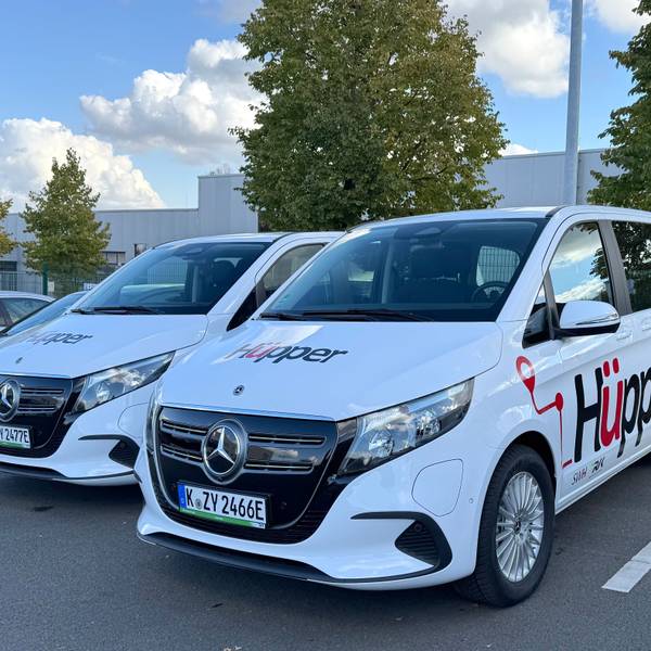 Das Foto zeigt zwei Mercedes-Großraumlimousinen mit der Aufschrift Hüpper auf Türen und Motorhaube.