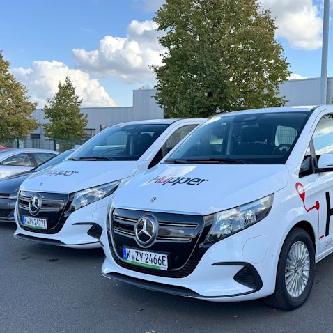Das Foto zeigt zwei Mercedes-Großraumlimousinen mit der Aufschrift Hüpper auf Türen und Motorhaube.