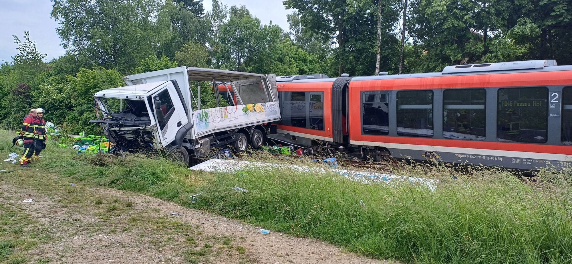 Die Bahnstrecke wurde gesperrt. Der Zug soll am Freitag geborgen werden.