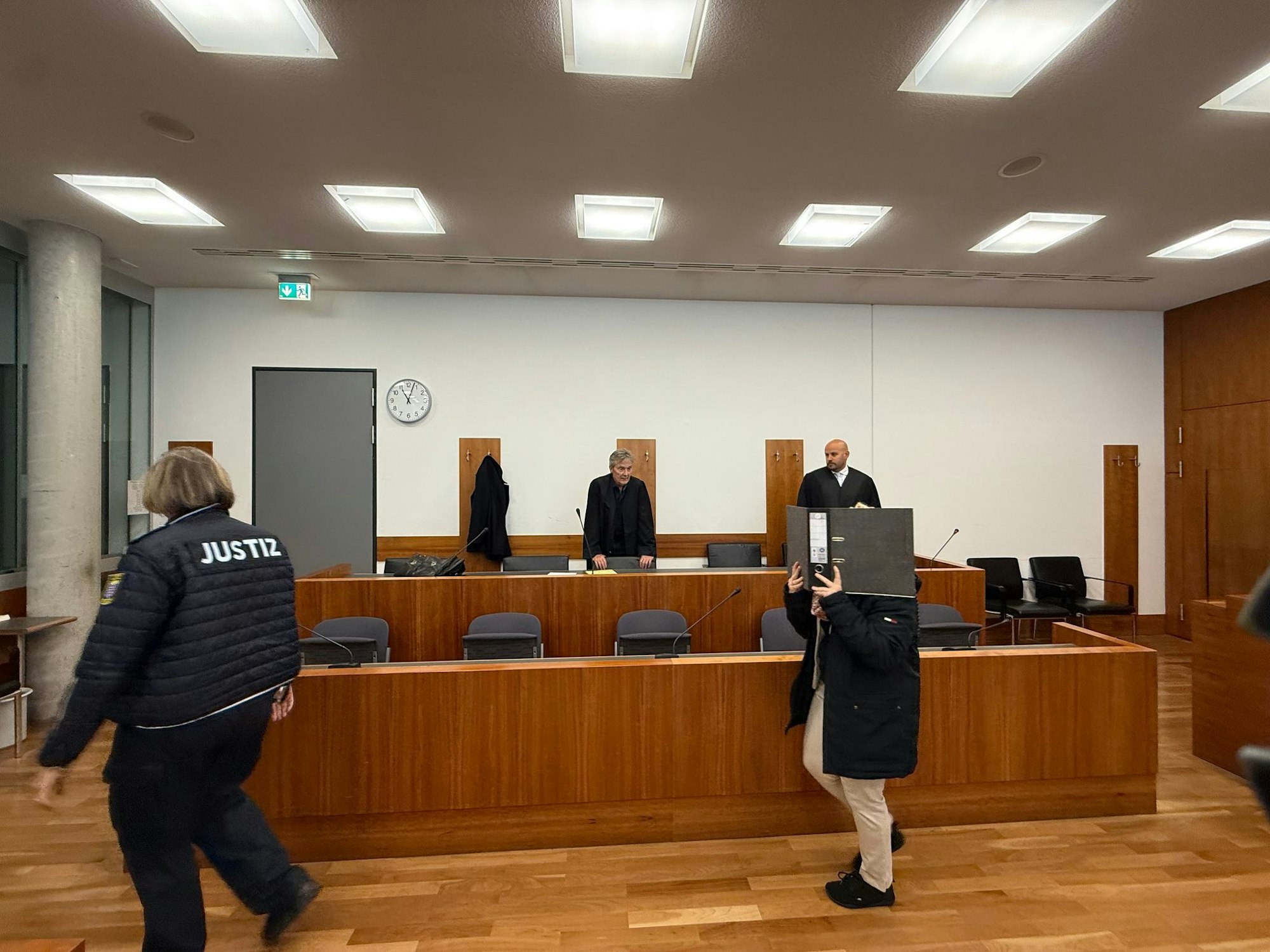 Vor drei Jahren hatte das Landgericht die heute 54-Jährige unter anderem wegen dreifachen Mordes und versuchten Mordes in zehn Fällen zu einer lebenslangen Freiheitsstrafe mit Feststellung der besonderen Schwere der Schuld verurteilt.