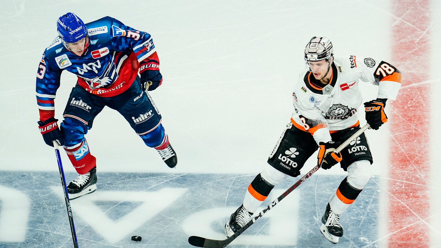 Tim Wohlgemuth (l) und Dominik Bokk kämpfen um den Puck. (Archivbild)