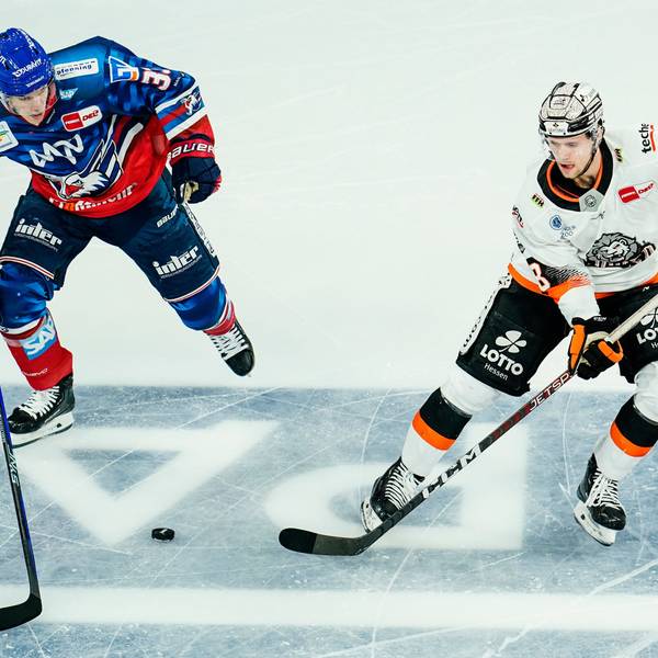 Tim Wohlgemuth (l) und Dominik Bokk kämpfen um den Puck. (Archivbild)