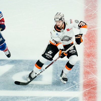 Tim Wohlgemuth (l) und Dominik Bokk kämpfen um den Puck. (Archivbild)