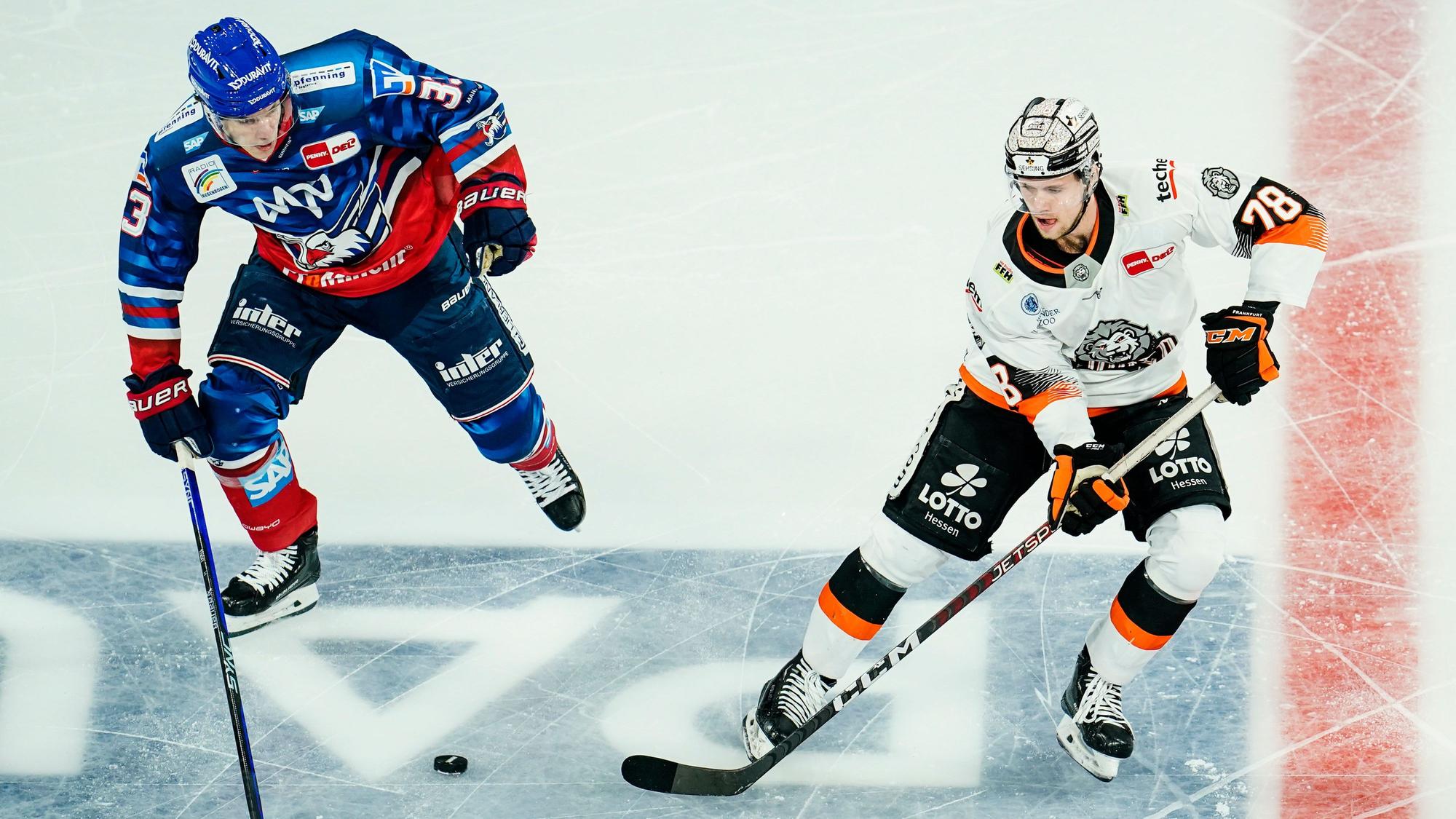 Tim Wohlgemuth (l) und Dominik Bokk kämpfen um den Puck. (Archivbild)