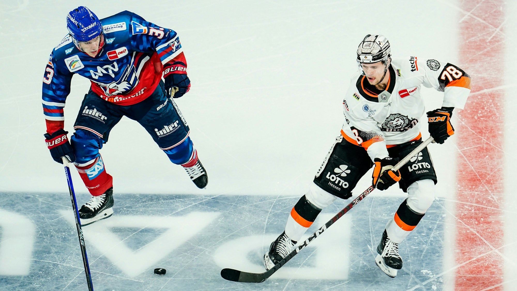 Tim Wohlgemuth (l) und Dominik Bokk kämpfen um den Puck. (Archivbild)