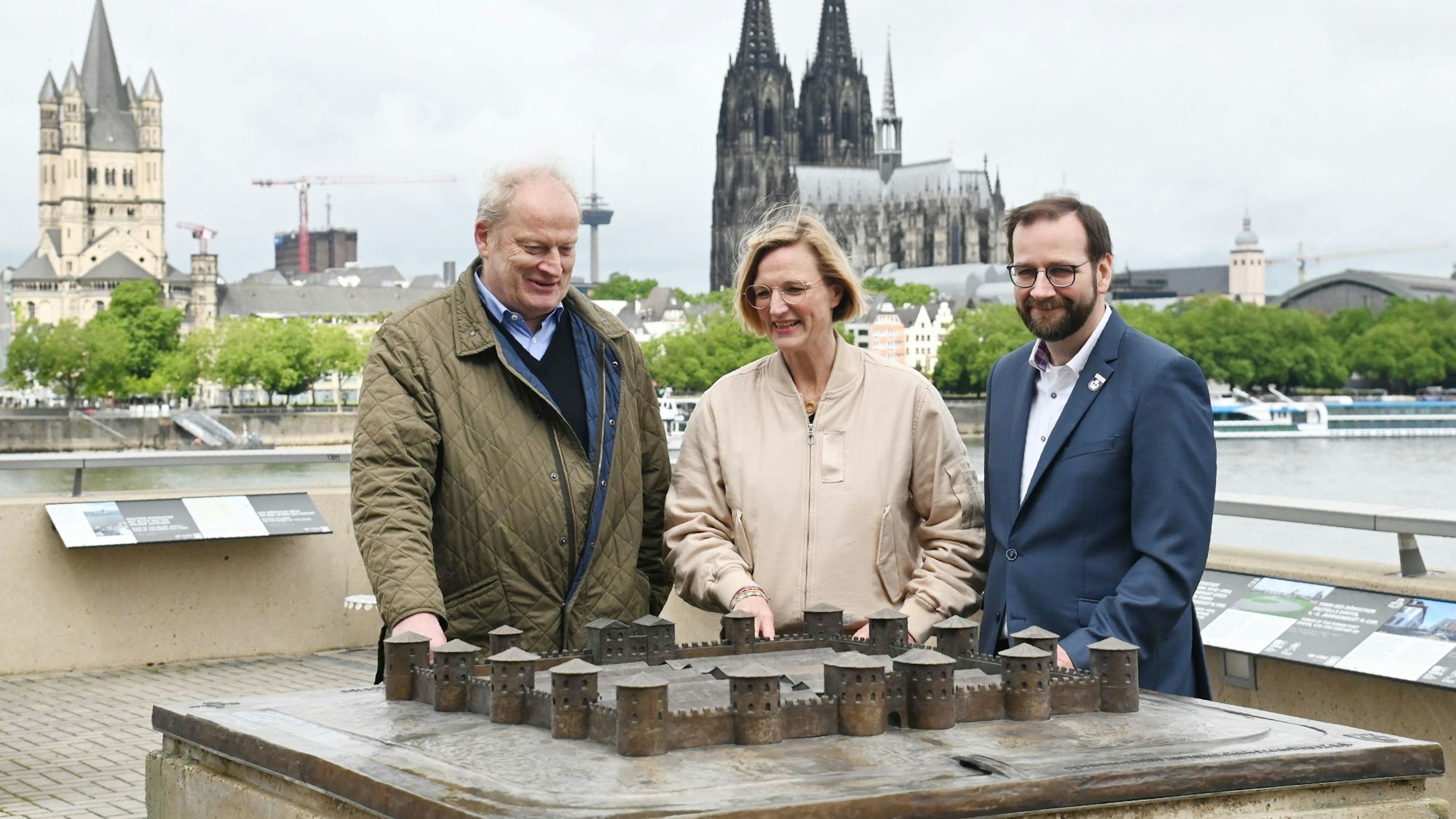 Marcus Trier, Melanie Ihlenfeld und Sascha Ringling (von links) betrachten das Modell des römischen Kastells.