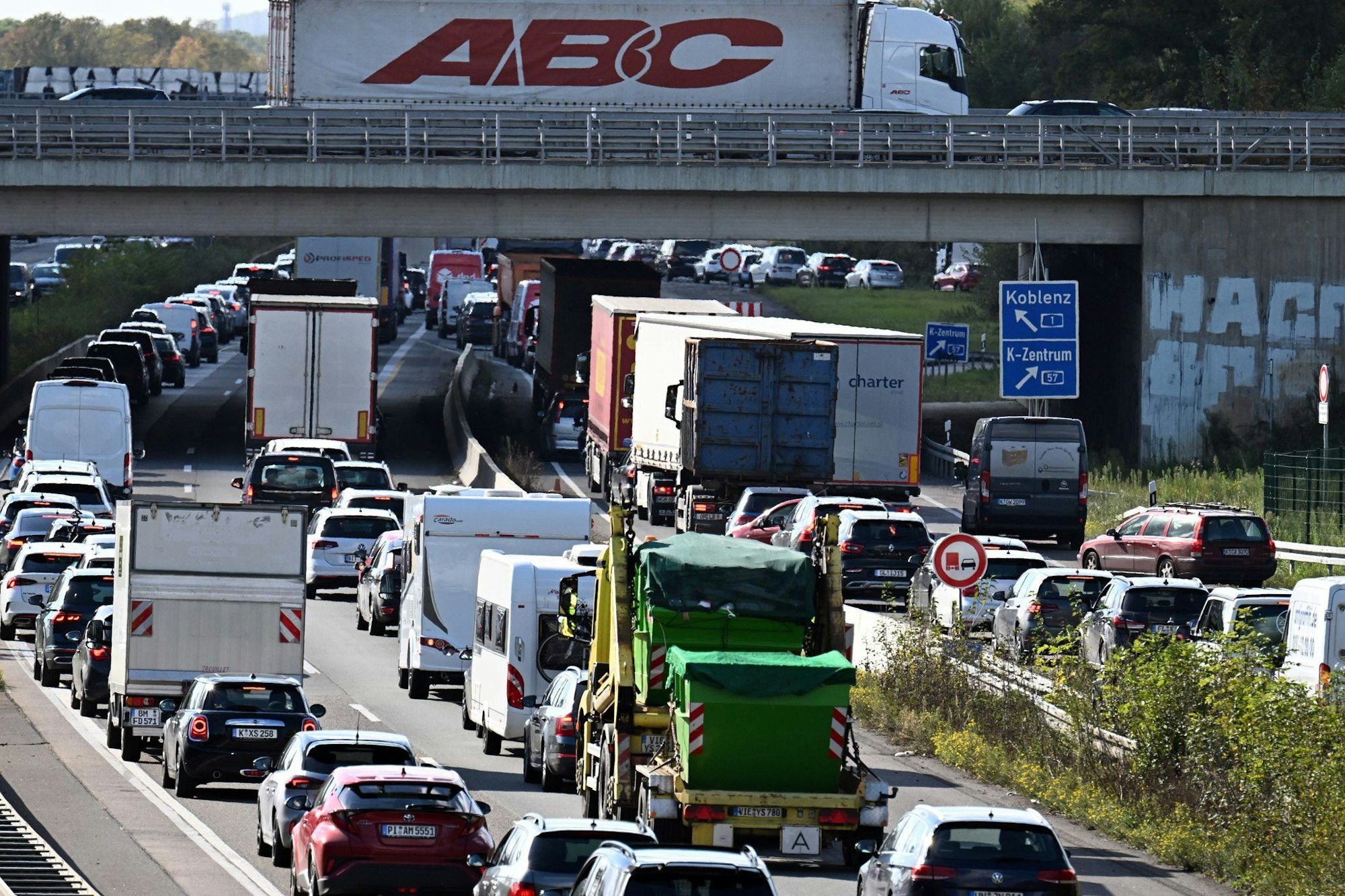 Stoßstange an Stoßstange: So könnte für viele der Weg ins lange Himmelfahrts-Wochenende beginnen. (Symbolbild)