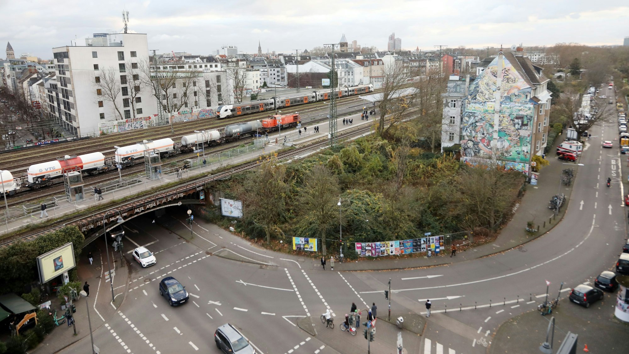 Auf dem Eckgrundstück zwischen Venloer und Ludolf-Camphausen-Straße (rechts im Bild) soll ein Studierendenwohnheim mit 126 Plätzen entstehen (Archivbild).