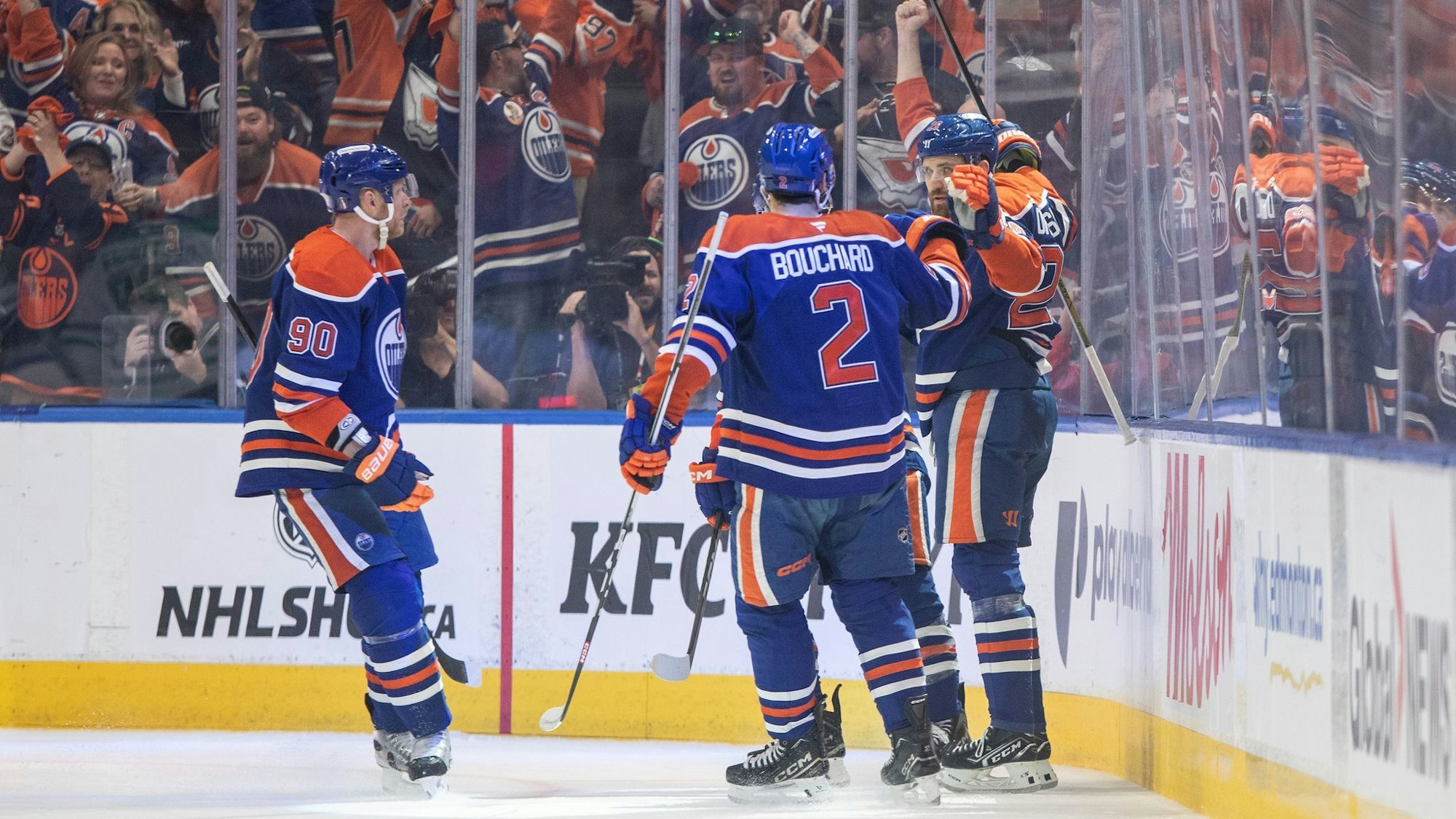 Leon Draisaitl jubelt über seinen Treffer zum 1:0.