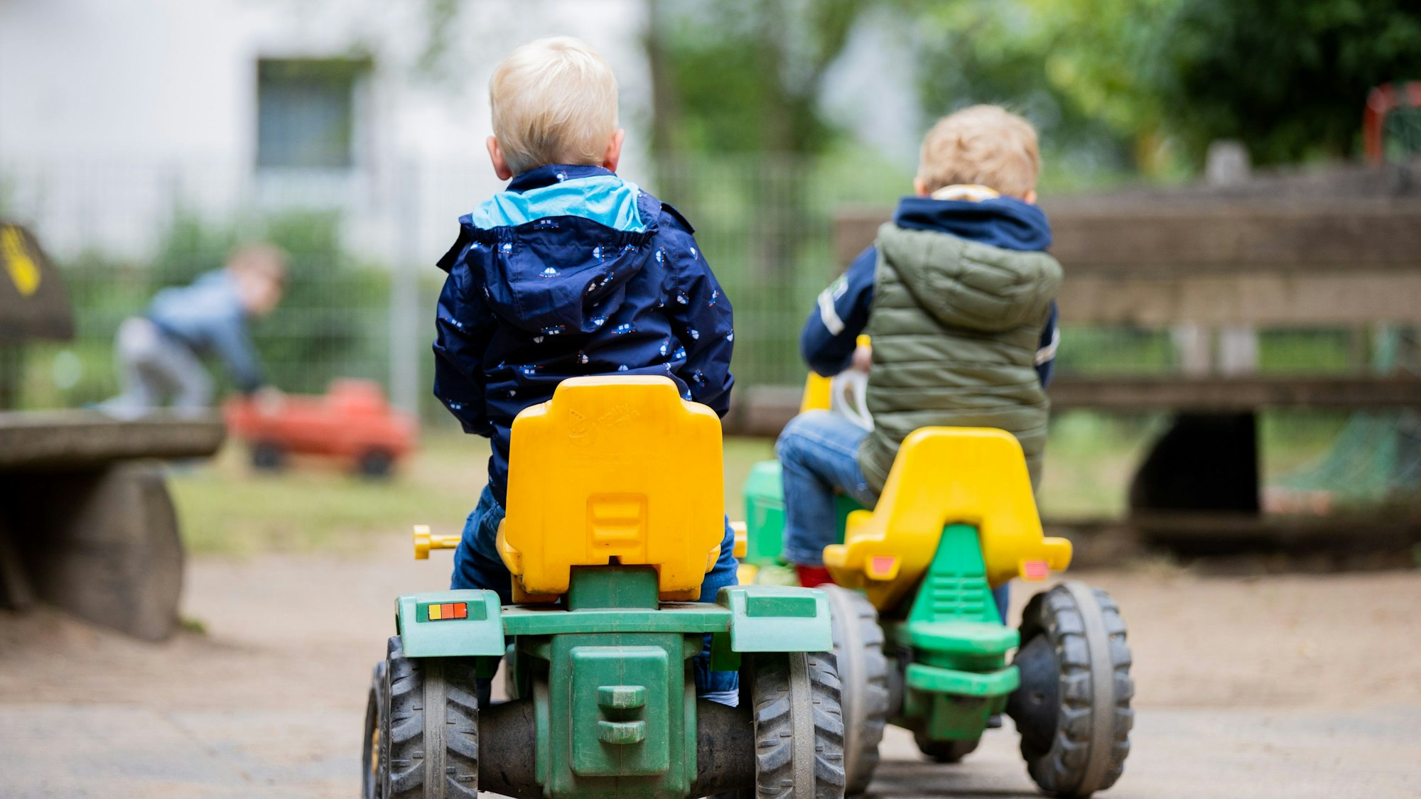 Kinder spielen auf dem Spielplatz einer Kindertagesstätte in Köln