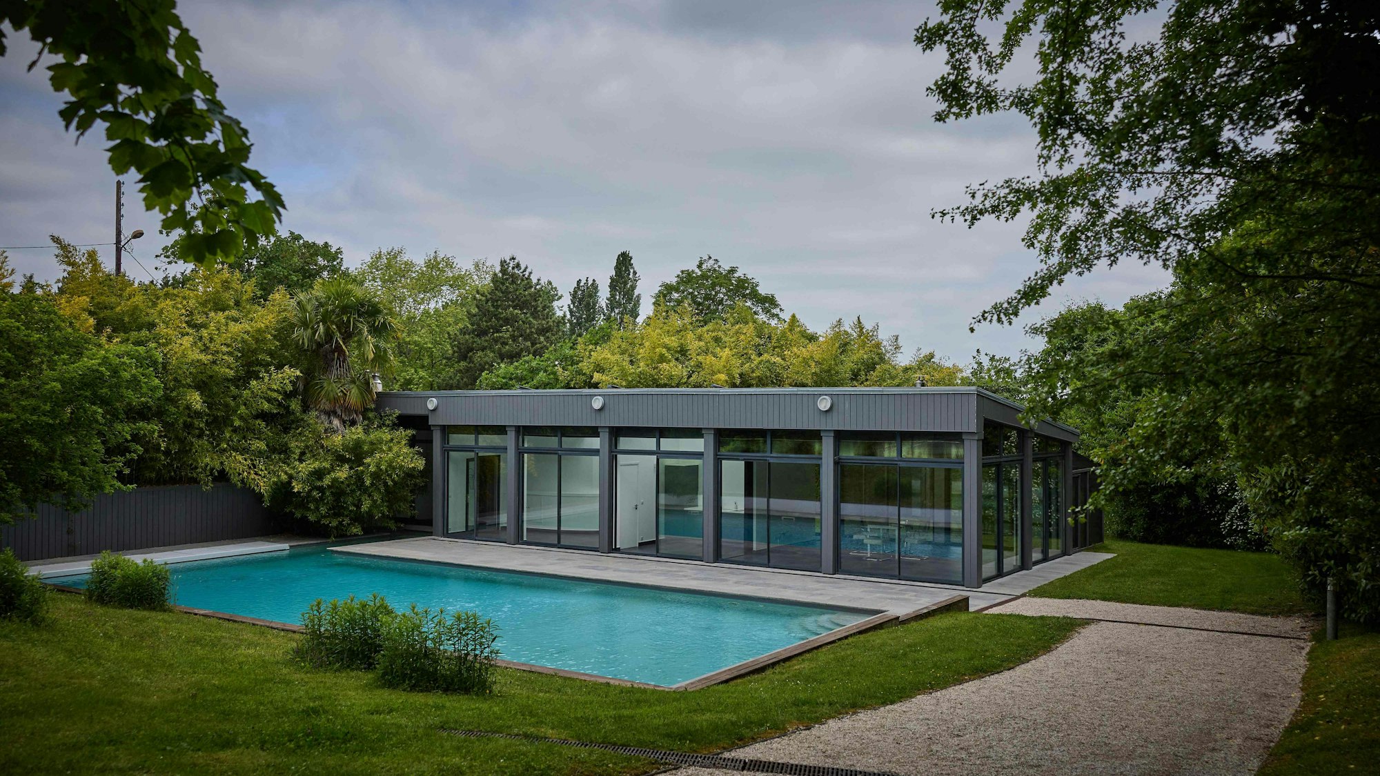 Pool und Poolhaus der Villa von Karl Lagerfeld bei Paris: Das Anwesen mit Tennisplatz und Park wird am 17. Juni ab 4,635 Mio. Euro versteigert.