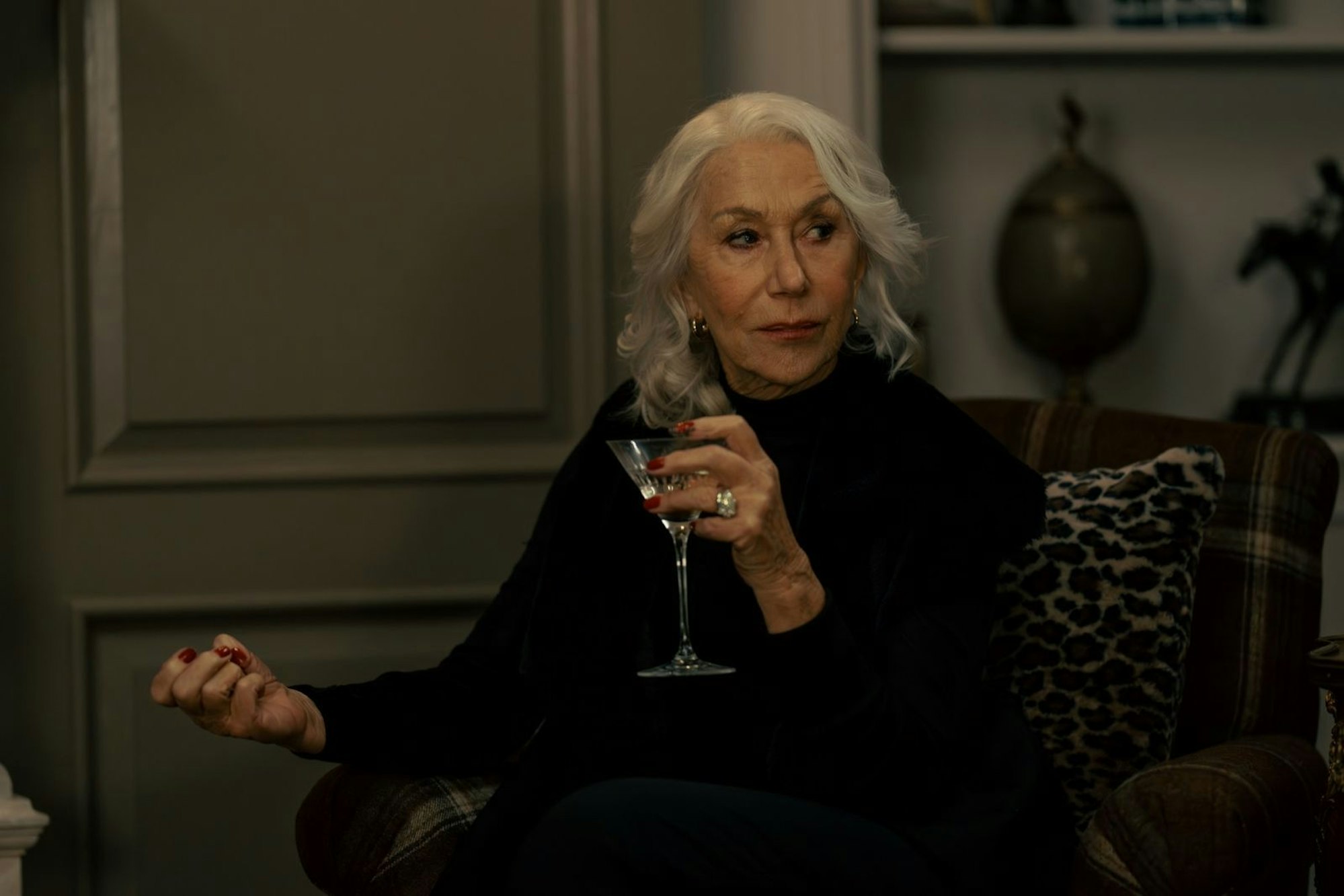 Maeve Harrigan (Helen Mirren) hat im Clan dei Hosen an - nur merken es die Männer nicht. (Bild: ©2025 Viacom International Inc. / Paramount + / Luke Varley)