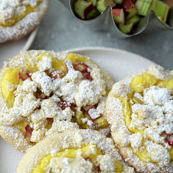 Streuselschnecken mit Pudding und Rhabarber liegen auf einem Teller