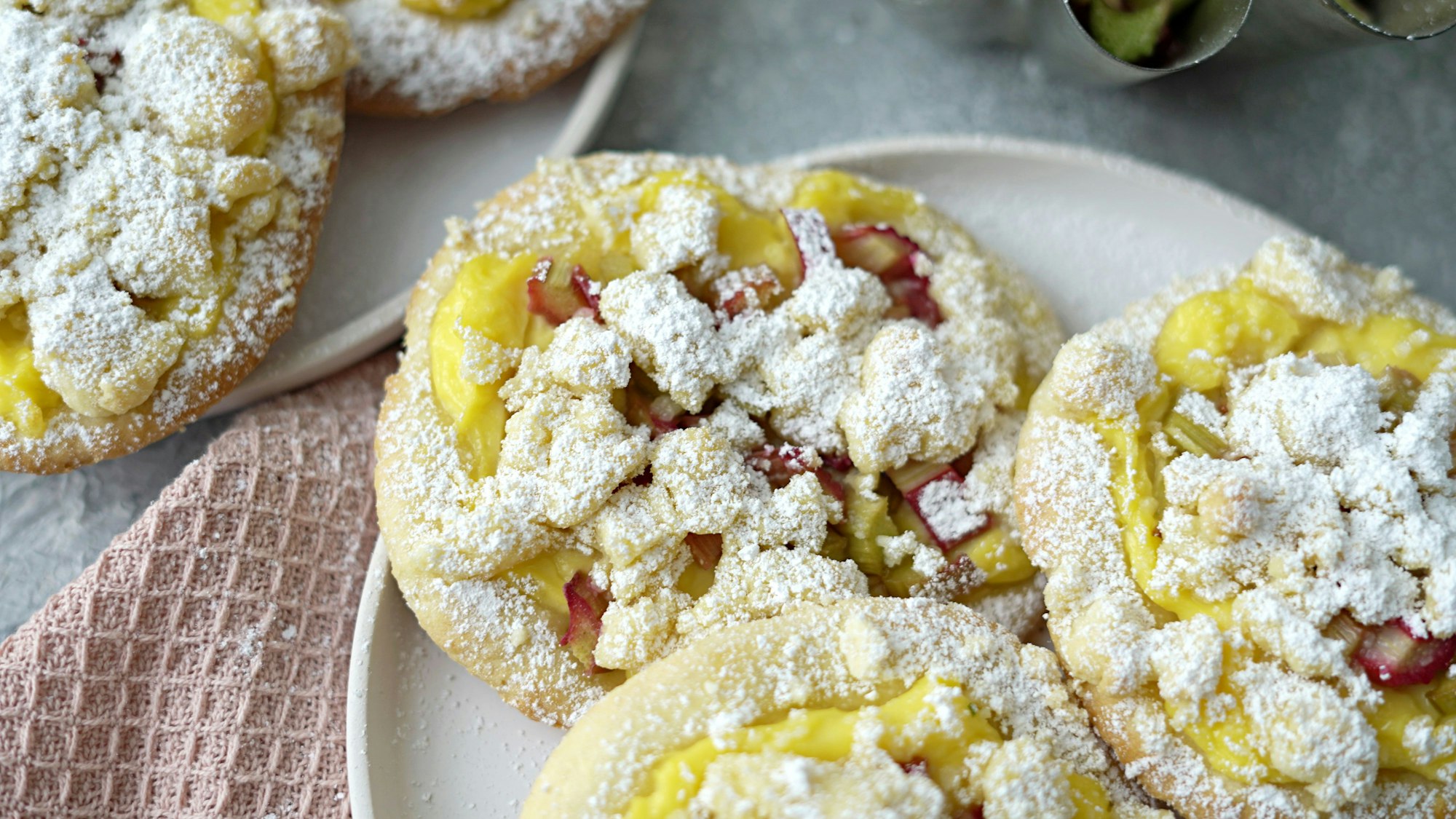 Streuselschnecken mit Pudding und Rhabarber liegen auf einem Teller