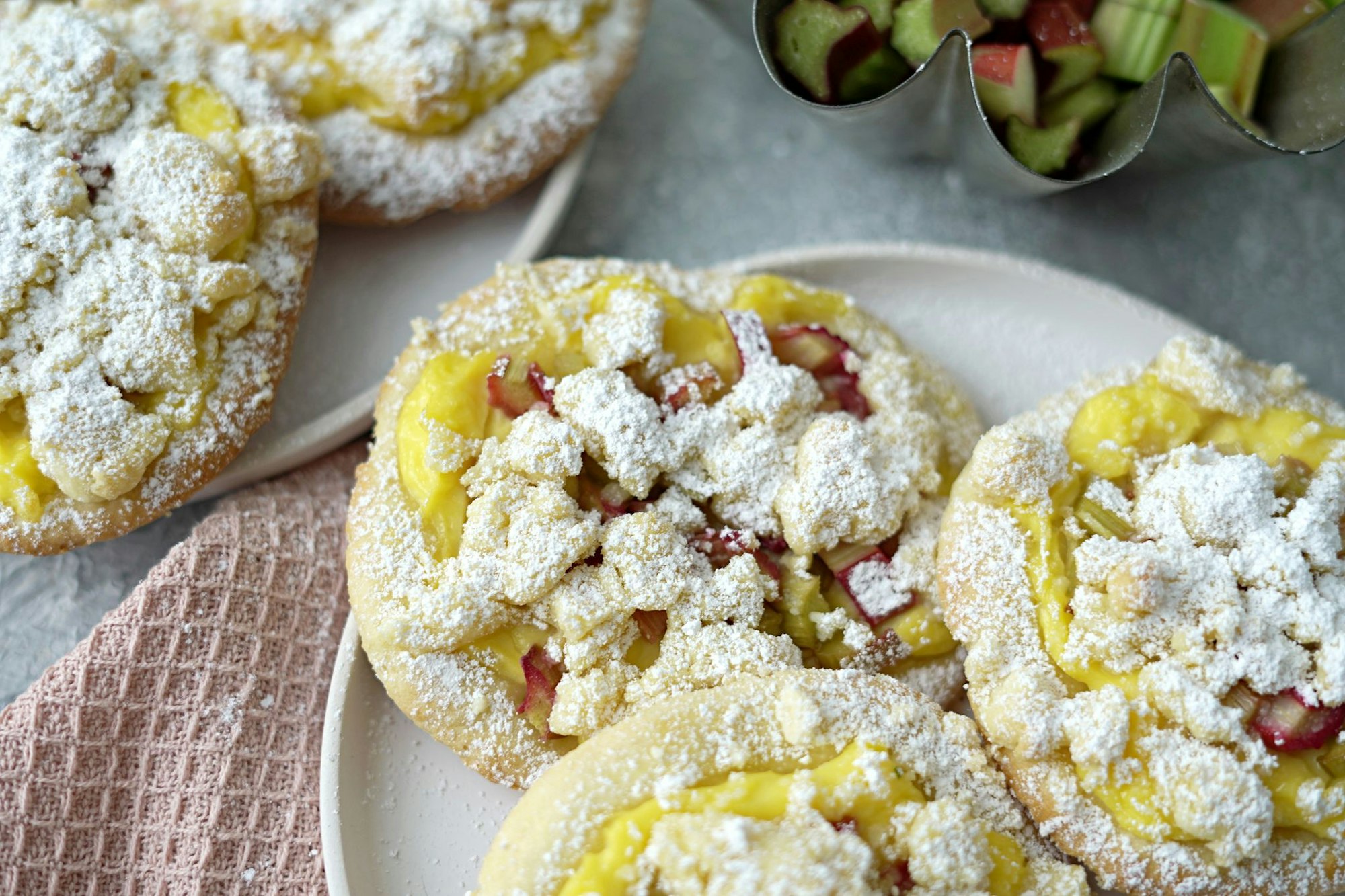 Wer sich die geliebten Streuselschnecken daheim backt, kann selbst entscheiden mit welchen Früchten und wie viel Streuseln.