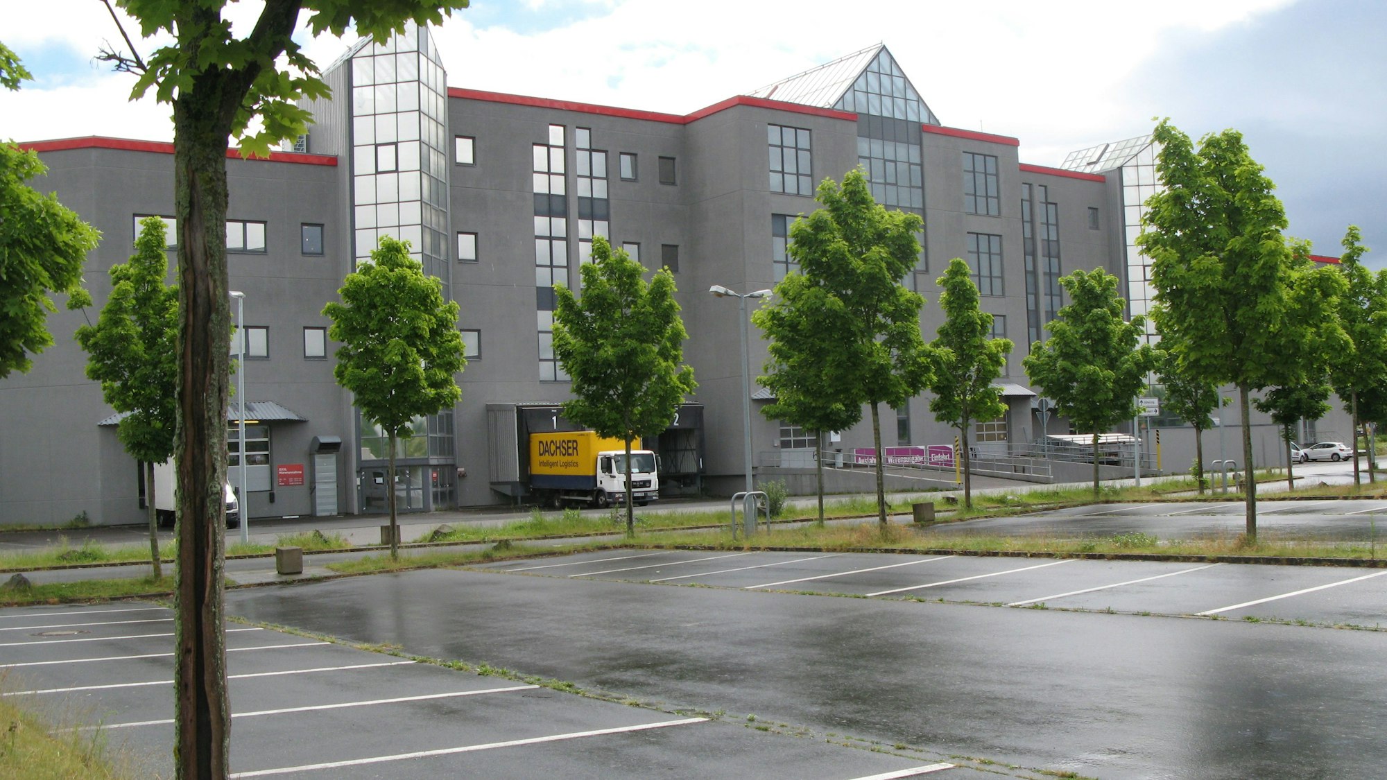 Auf der Südwest-Seite des XXXLutz-Möbelhauses soll der Anbau für die Mömax-Filiale entstehen.