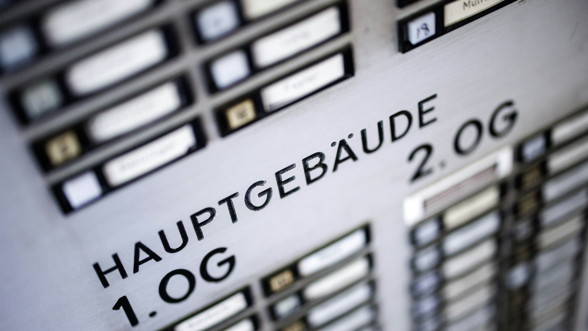 Klingelschilder an einem Wohngebäude.