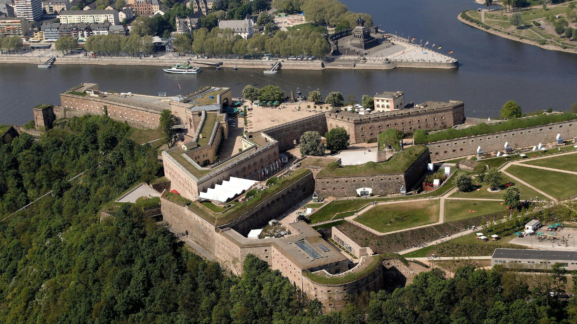 Die Luftaufnahme zeigt die Gärten mit der Festung Ehrenbreitstein. (Archivbild)