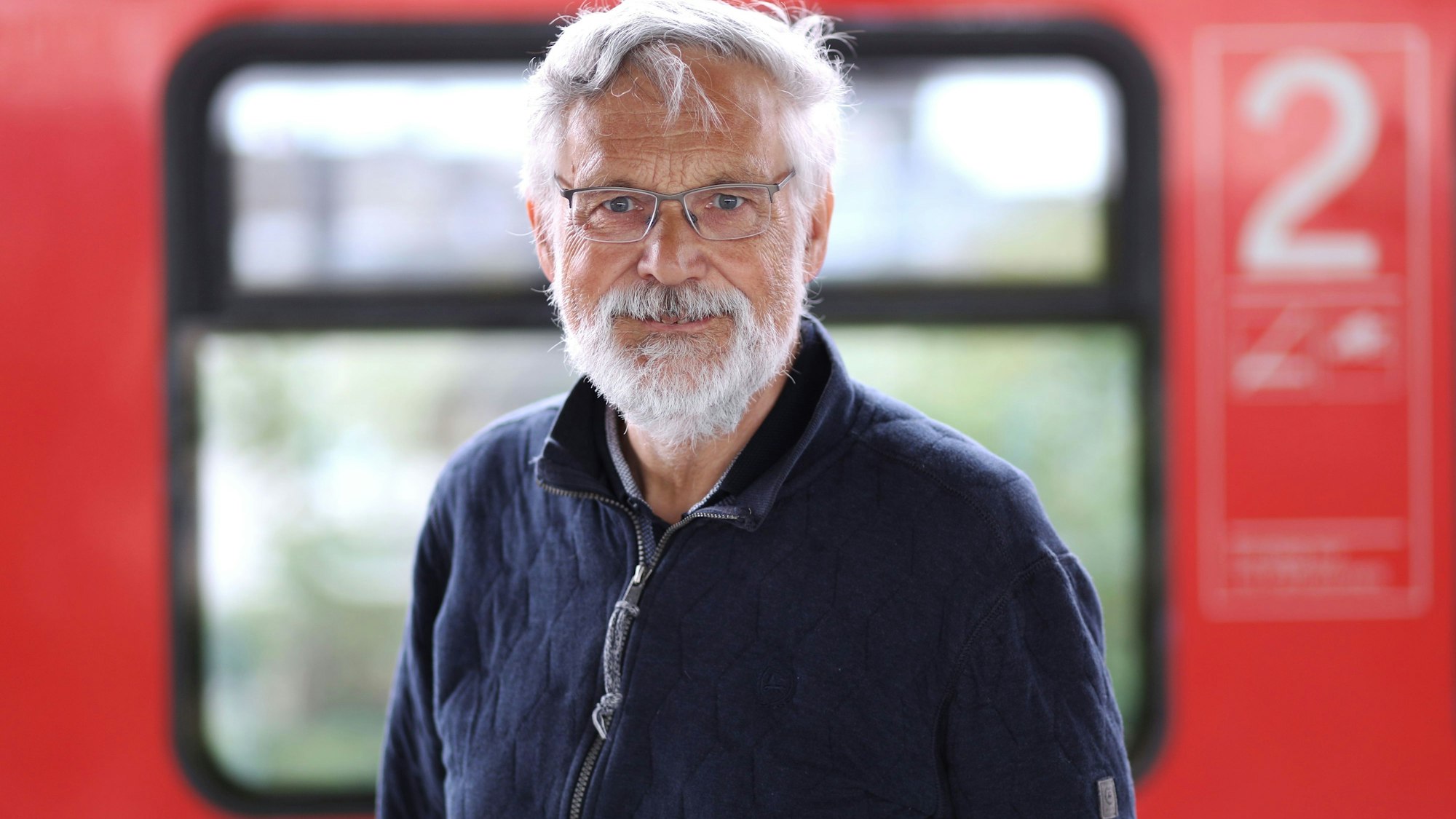27.05.2025, Köln: Gleis 6 am Bahnhof Mülheim, Winfried Queiser (72) ist vom Verein Pro Bahn Rheinland Foto: Arton Krasniqi