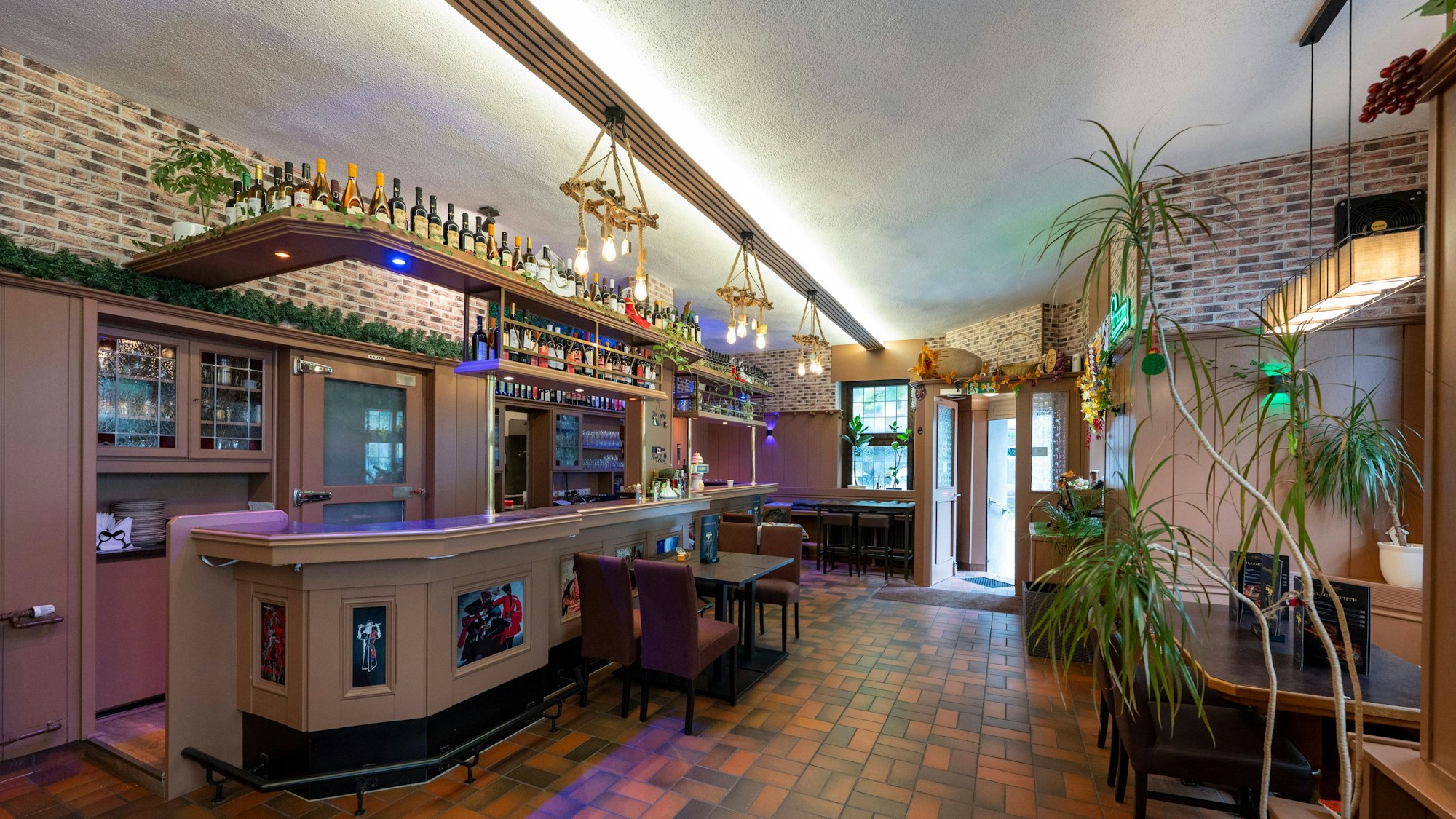 Die große Theke des Lokals ist zu sehen.