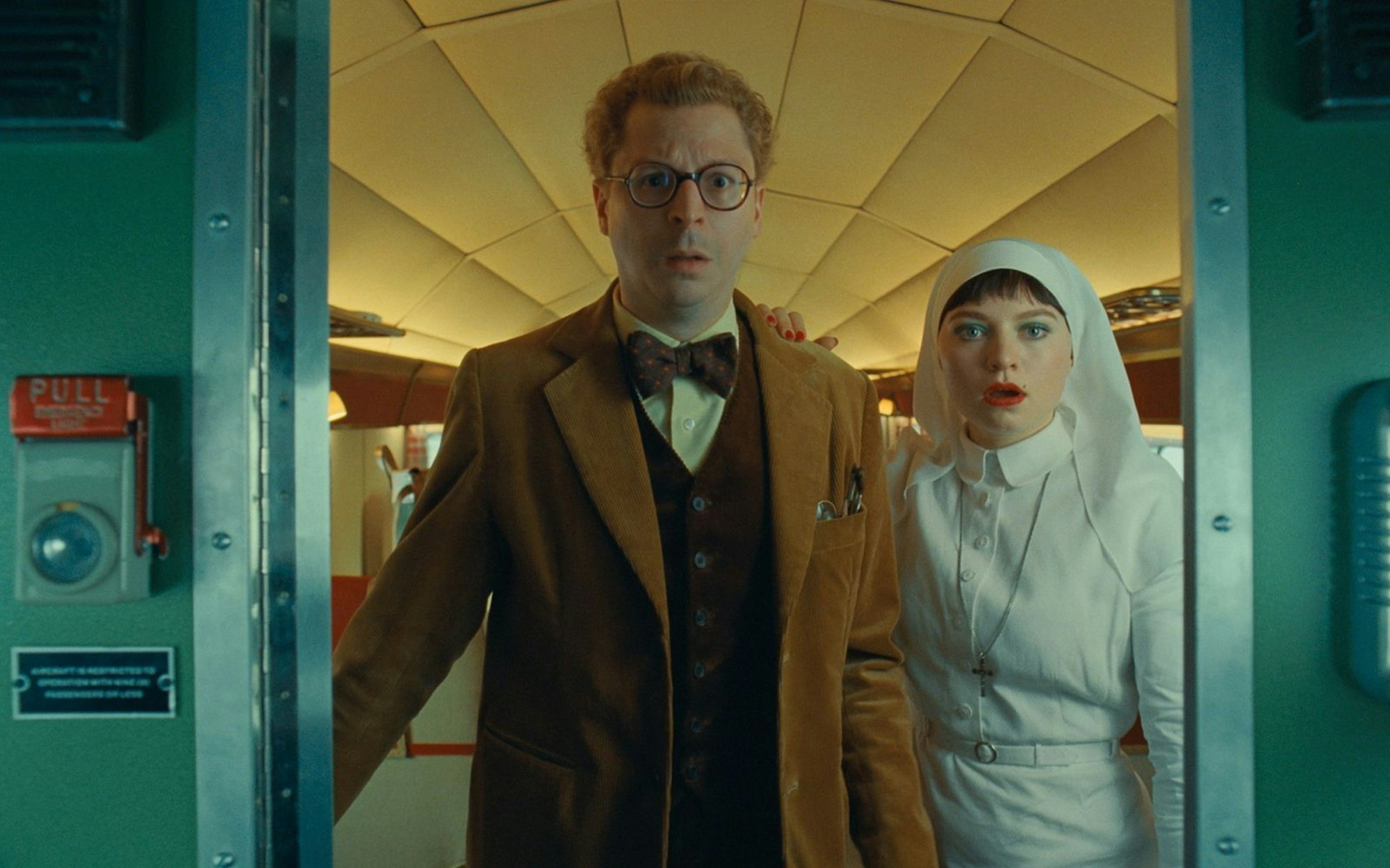 Neue Gesichter im Wes-Anderson-Kosmos: Michael Cera spielt in „Der phönizische Meisterstreich“ einen Agenten, Mia Threapleton die Nonne Schwester Liesl. (Bild: TPS Productions/Focus Features/Universal)
