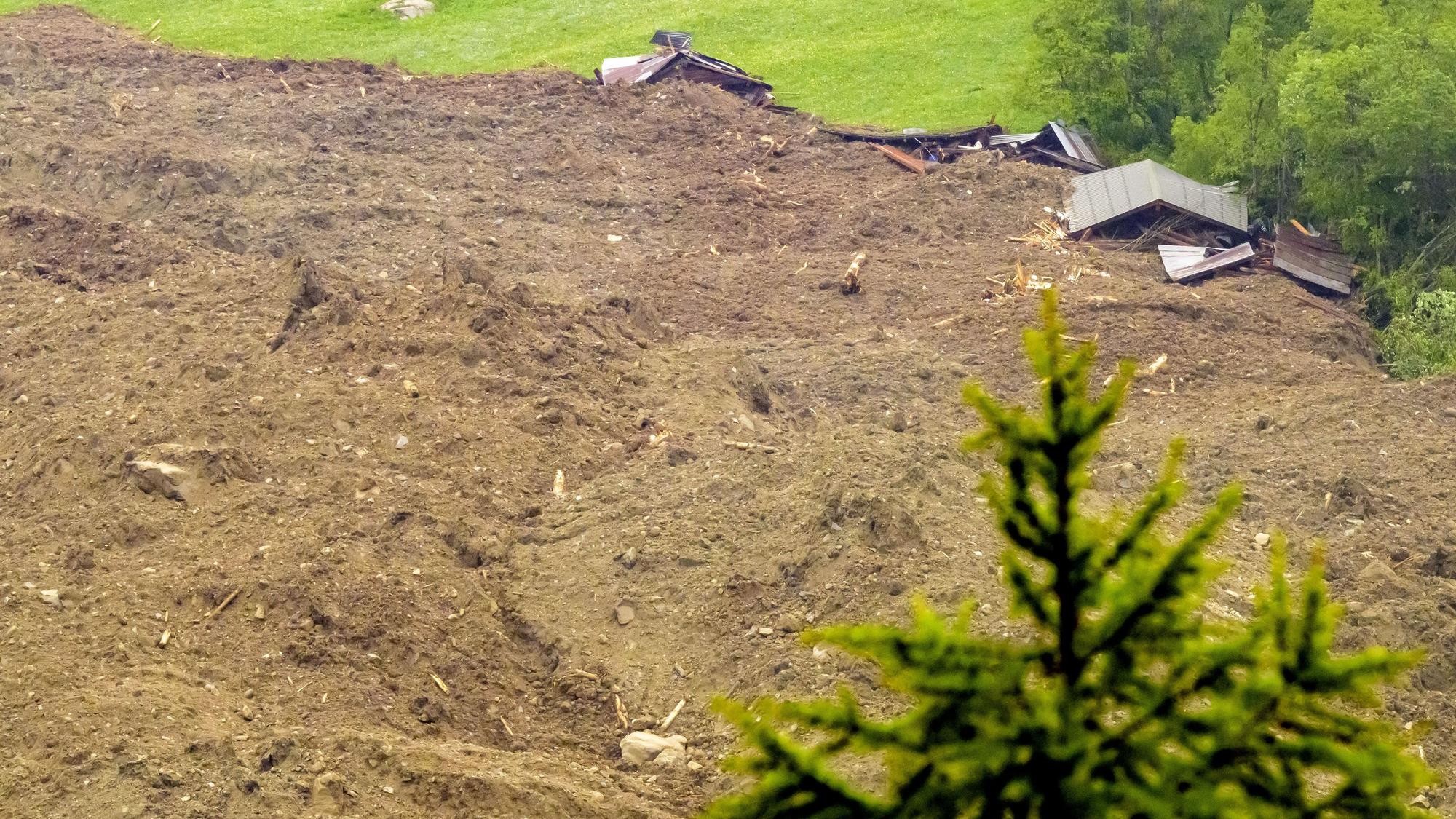 Eine große Lawine mit einem Gemisch aus Eis, Fels, Schnee und Wasser erreicht den Talboden in Wiler, nachdem der Birchgletscher oberhalb von Blatten, Schweiz, am Mittwoch, 28. Mai 2025, abgebrochen ist.