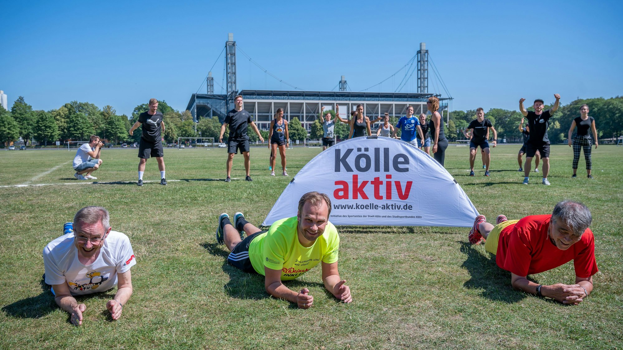 Menschen bei einem Outdoor-Sportkurs von Kölle aktiv auf der Jahnwiese