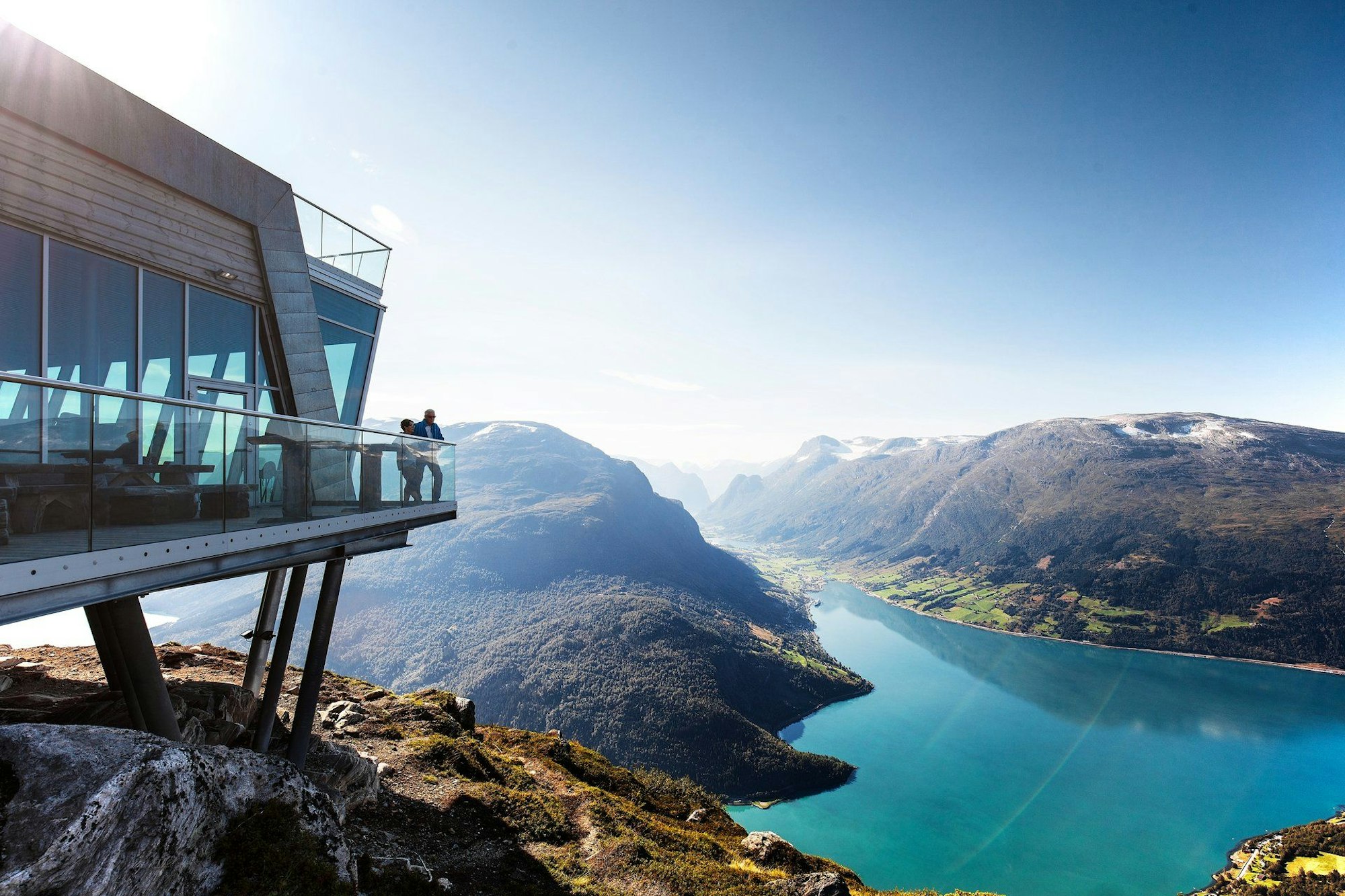 Der Loen Skylift, die steilste Pendelseilbahn der Welt, bringt Besucher auf den Berg Hoven, dessen Gipfel über dem Nordfjord thront.