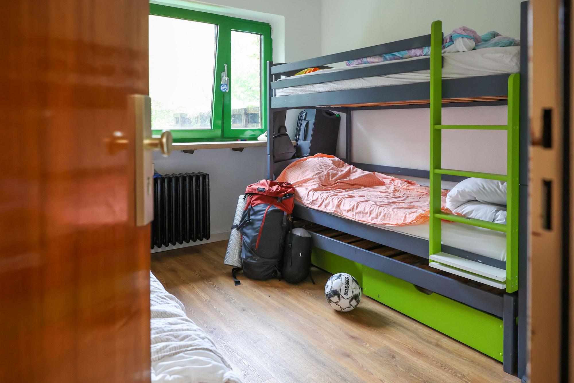 In einem Zimmer der Notschlafstelle im Don-Bosco-Club steht ein Stock- und ein Einzelbett. Insgesamt gibt es dort 12 Notschlafplätze.