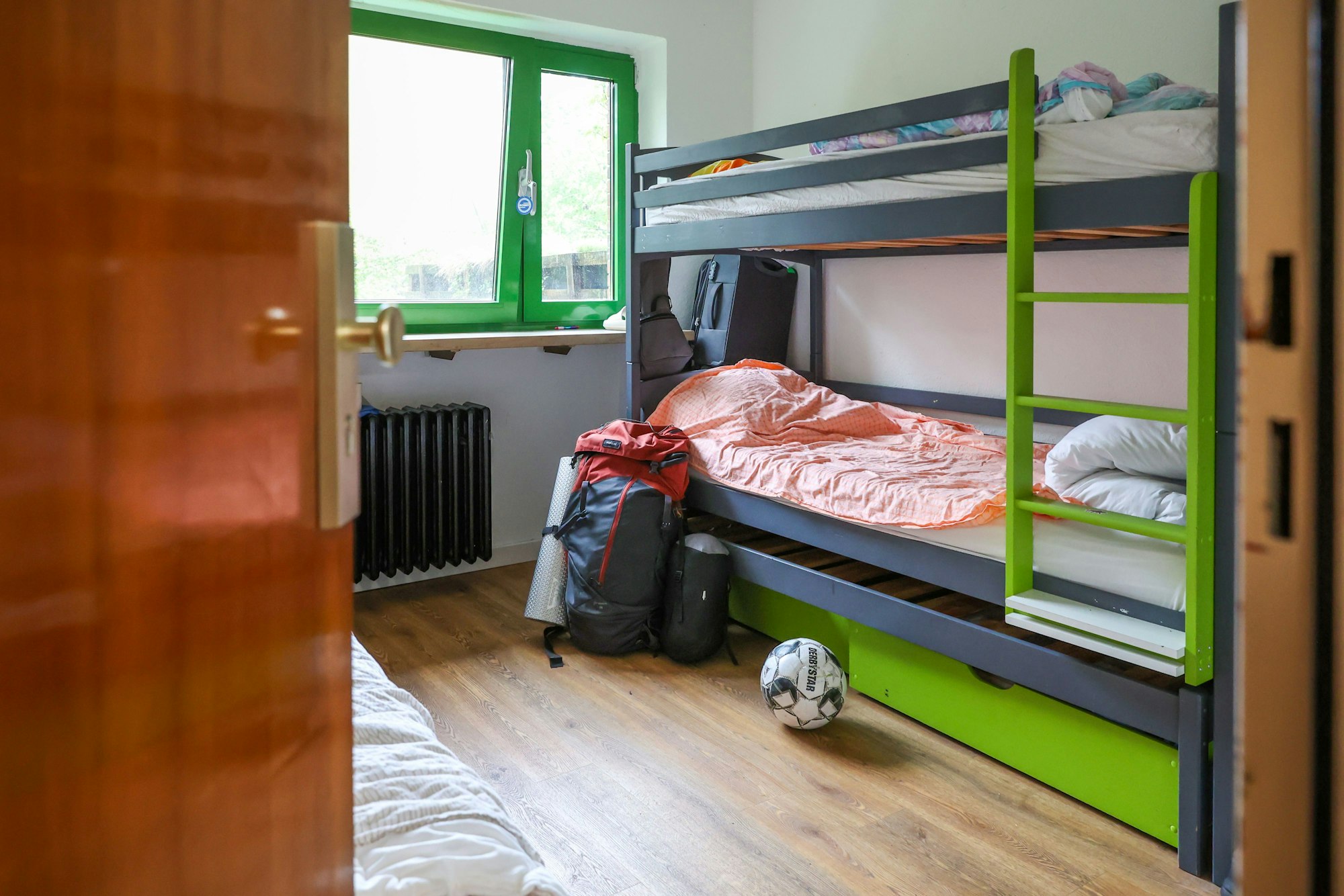 In einem Zimmer der Notschlafstelle im Don-Bosco-Club steht ein Stock- und ein Einzelbett. Insgesamt gibt es dort 12 Notschlafplätze.