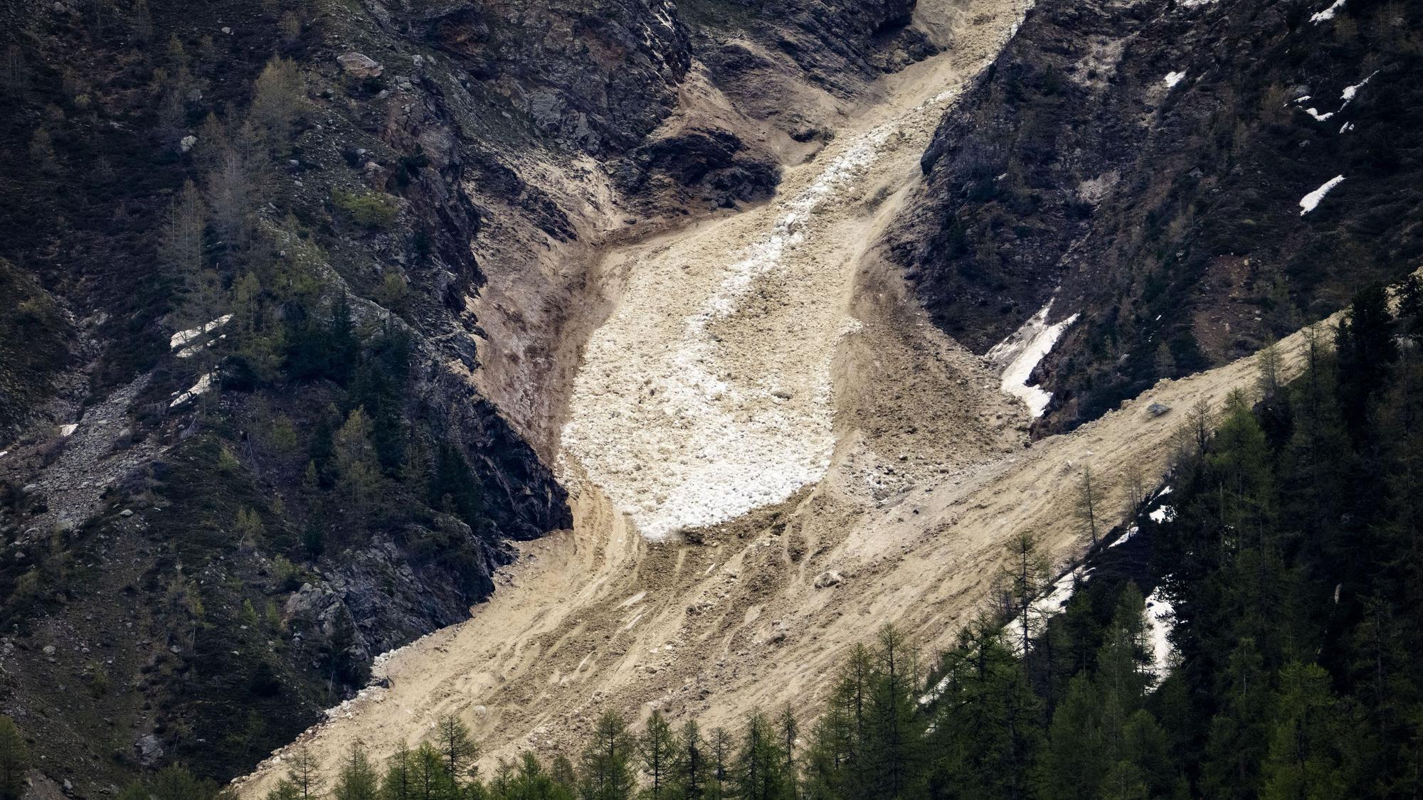 Mehrere Lawinen mit Gletscher-, Schnee- und Nebeltrümmern gingen vom Birchgletscher im Lötschental ab.