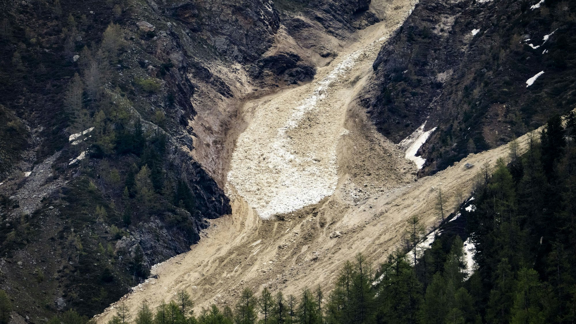Mehrere Lawinen mit Gletscher-, Schnee- und Nebeltrümmern gingen vom Birchgletscher im Lötschental ab.